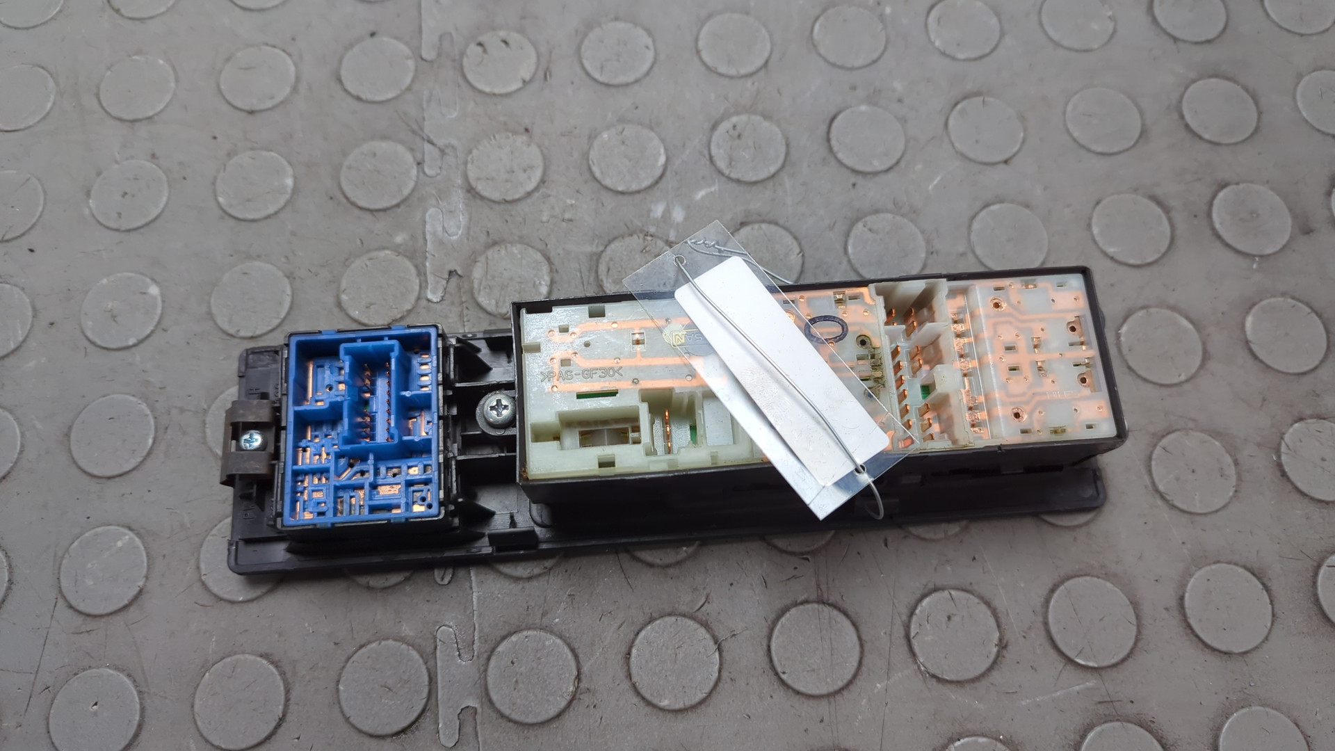 Кнопка стеклоподъемника