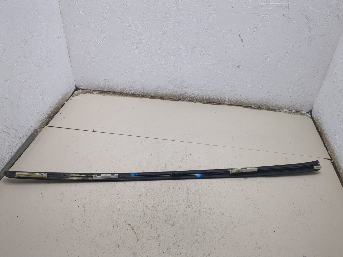 Молдинг лобового стекла