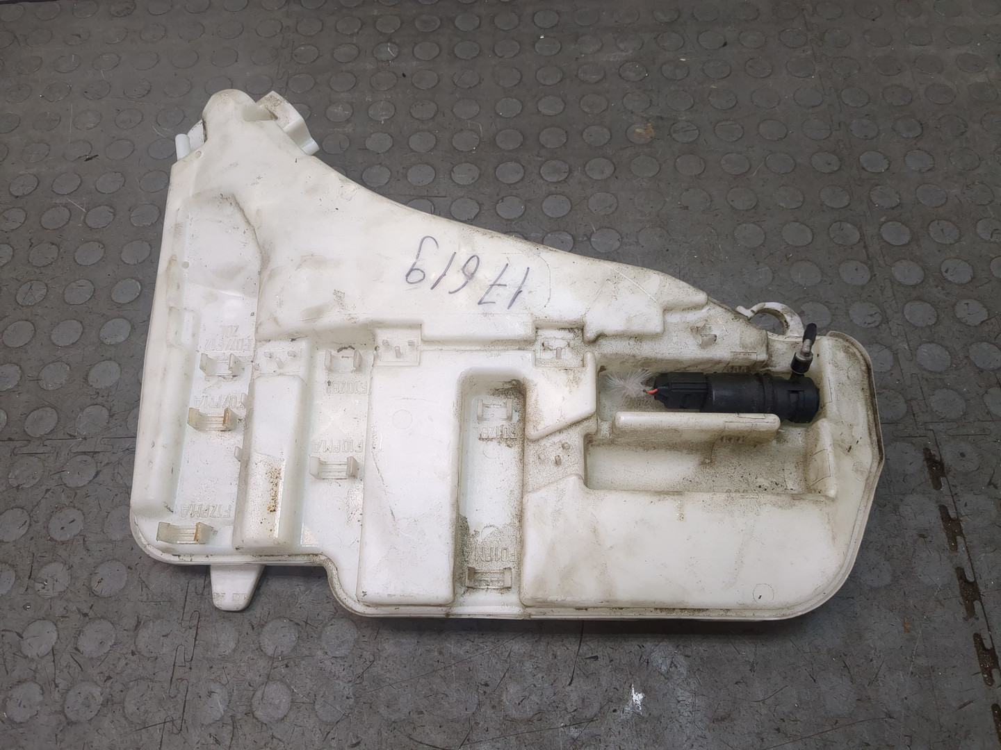 Бачок омывателя лобового стекла