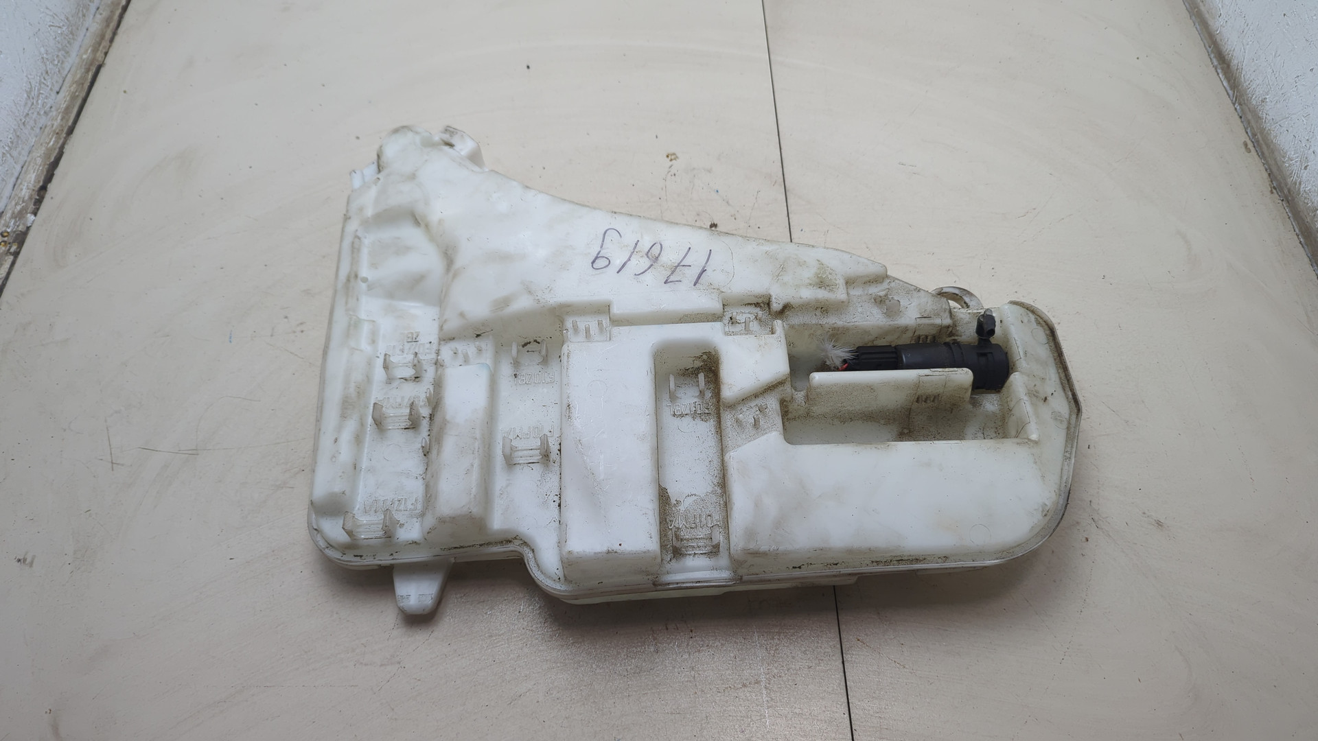 Бачок омывателя лобового стекла