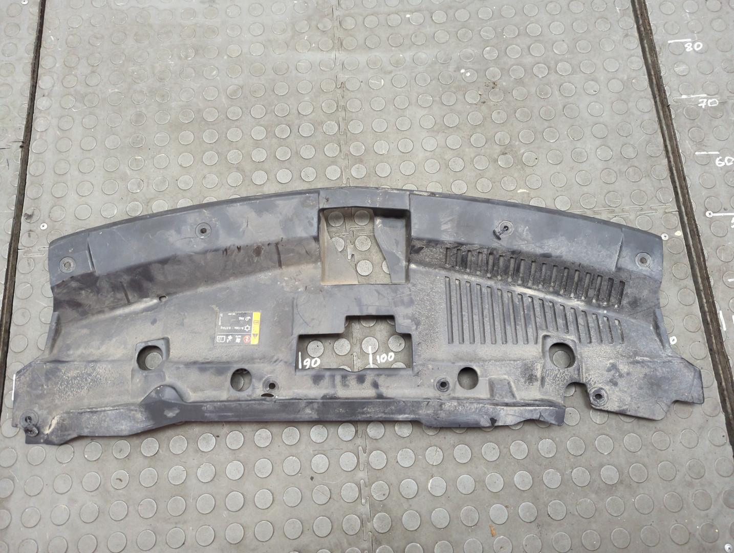 Кожух замка капота