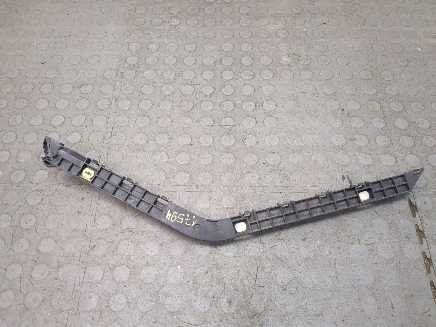 Кронштейн заднего бампера правый