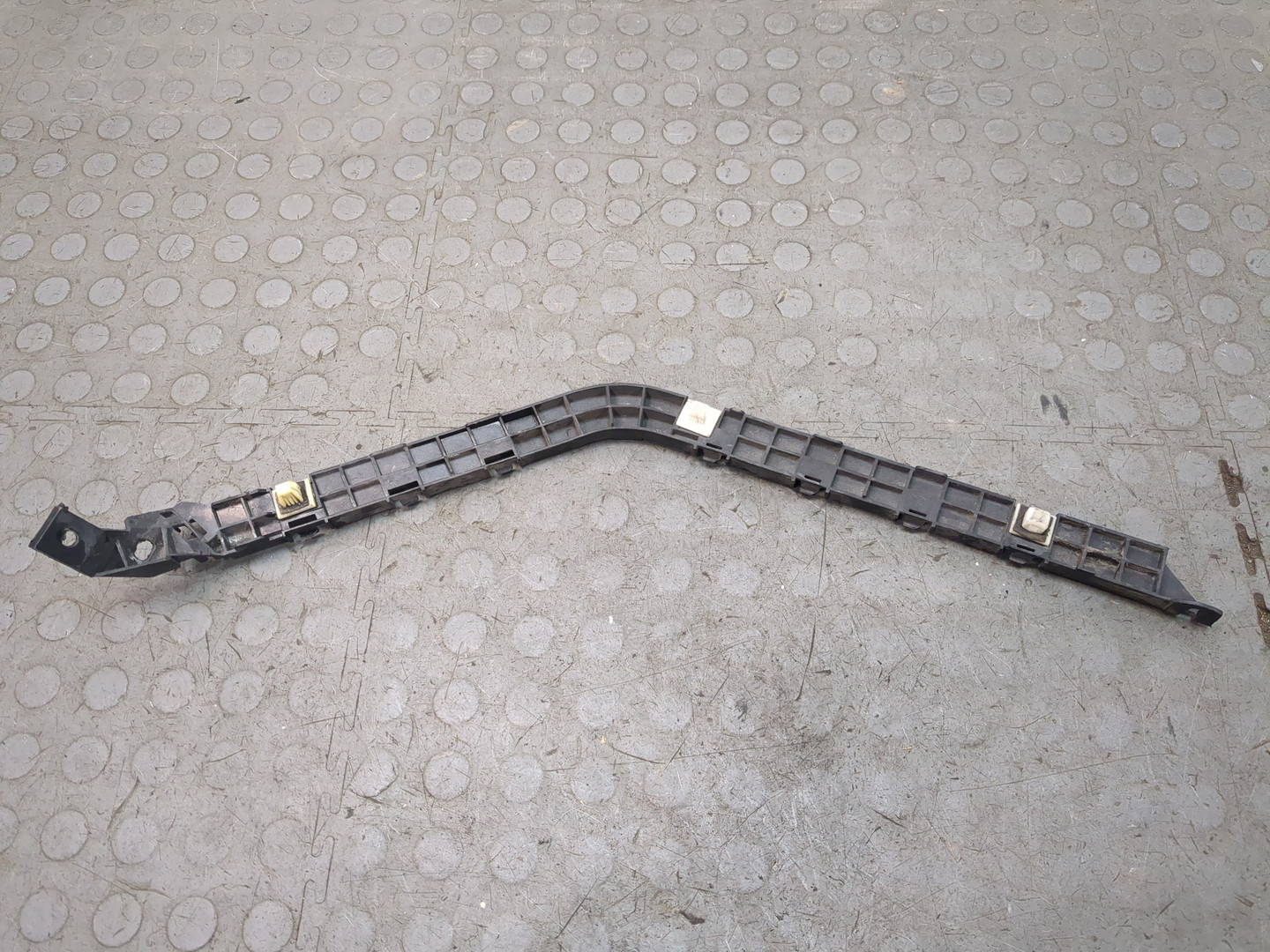 Кронштейн заднего бампера правый