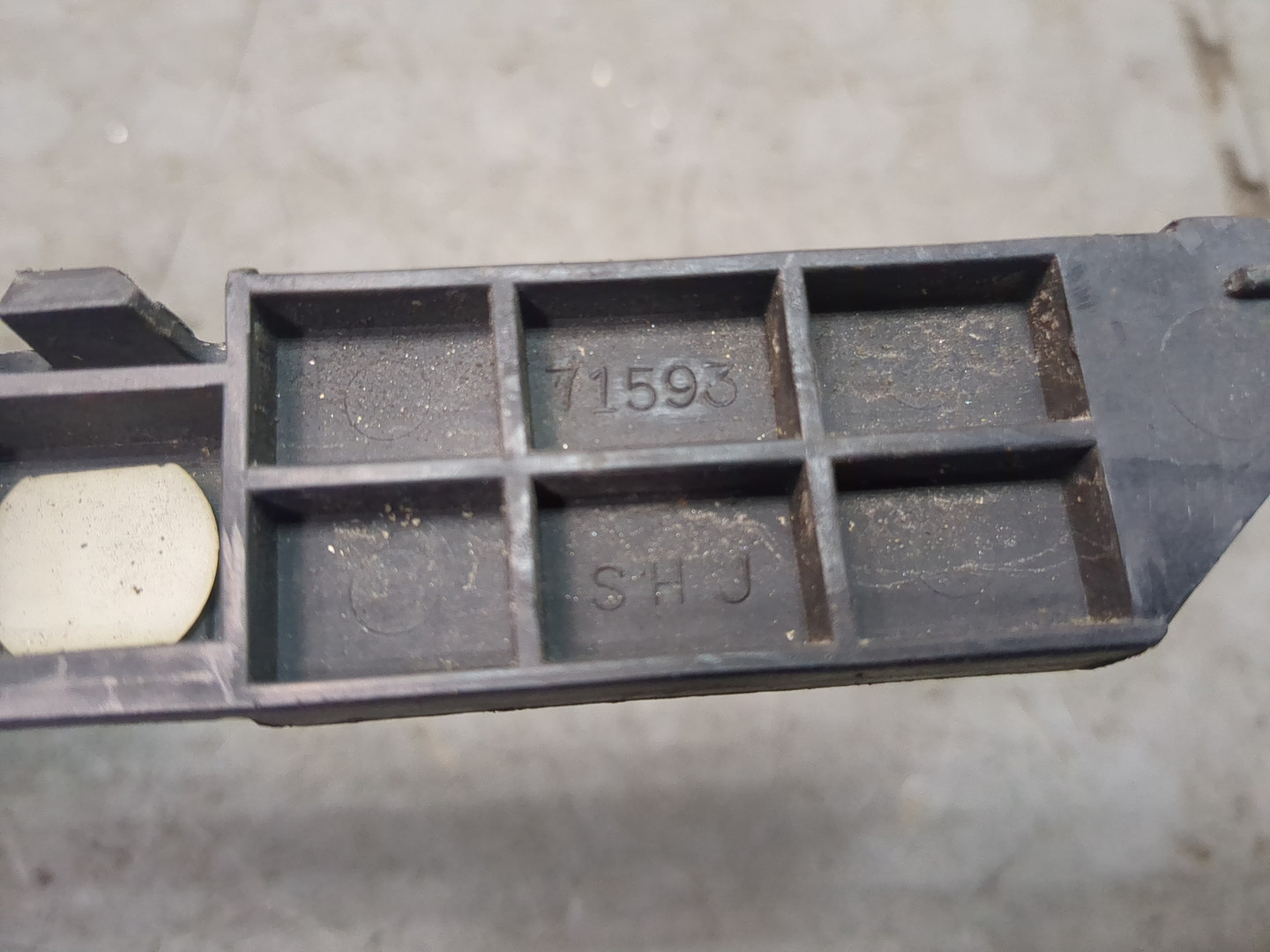 Кронштейн заднего бампера правый