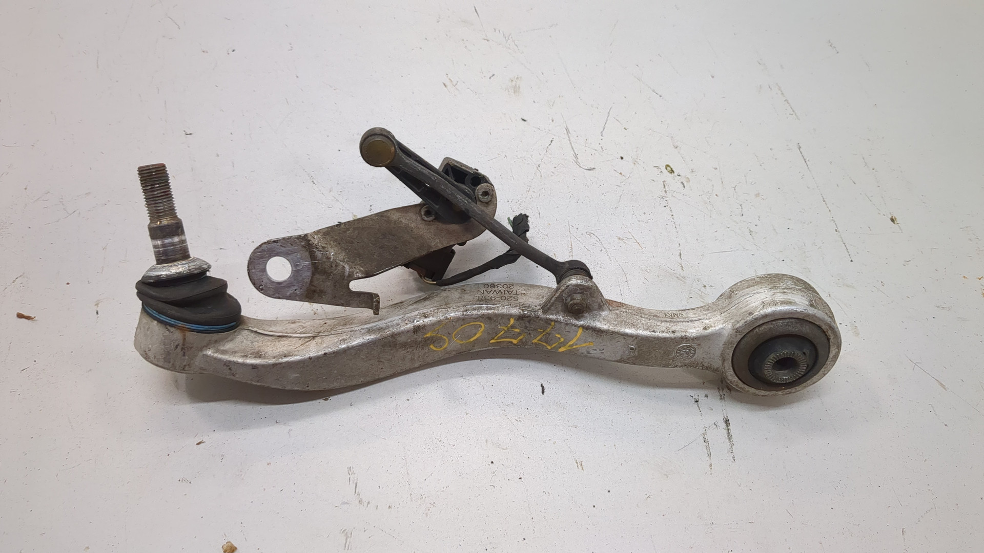 Рычаг передний правый