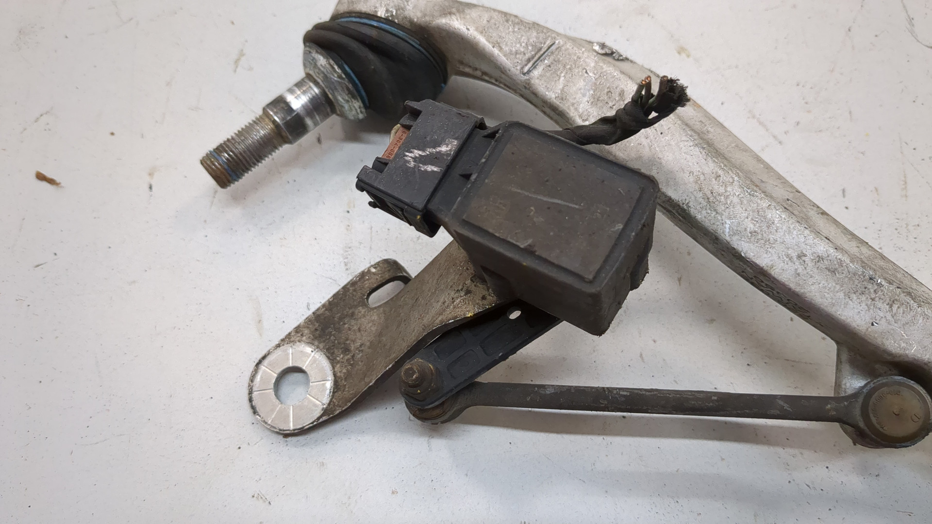 Рычаг передний правый