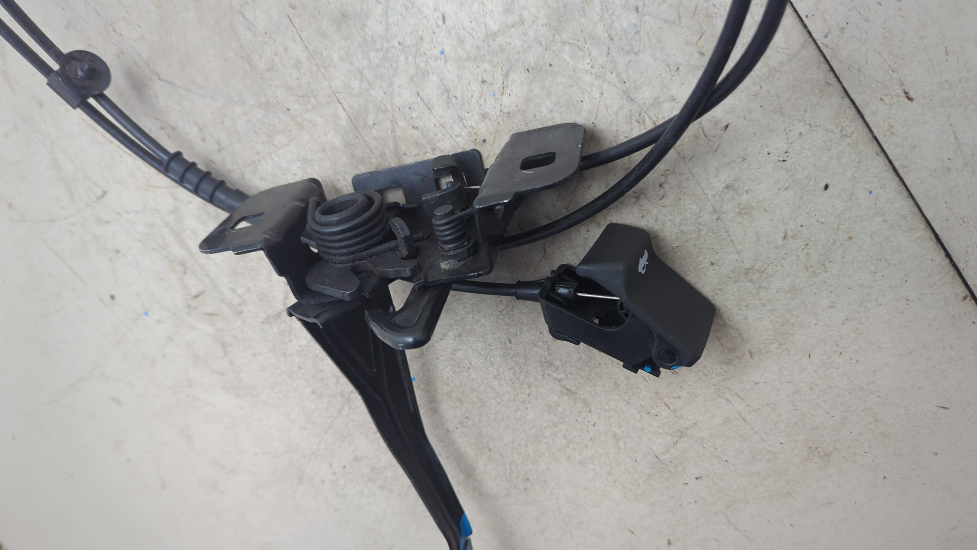 Замок капота