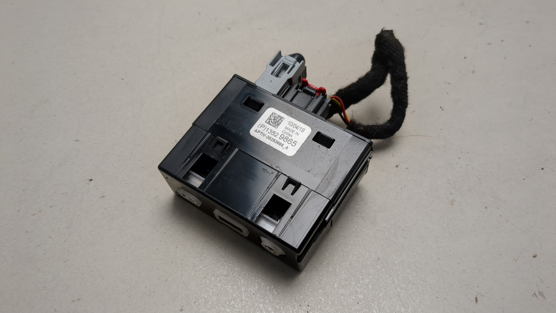 Гнездо AUX / USB IN