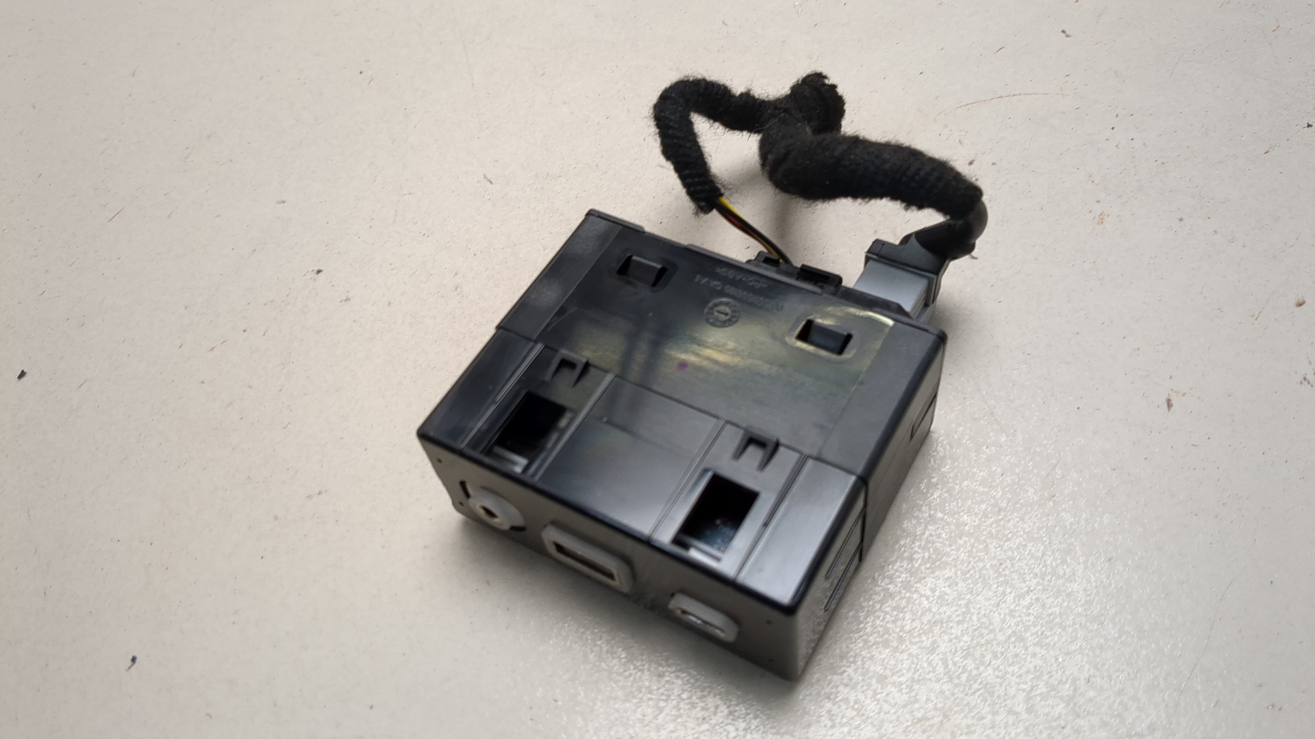 Гнездо AUX / USB IN