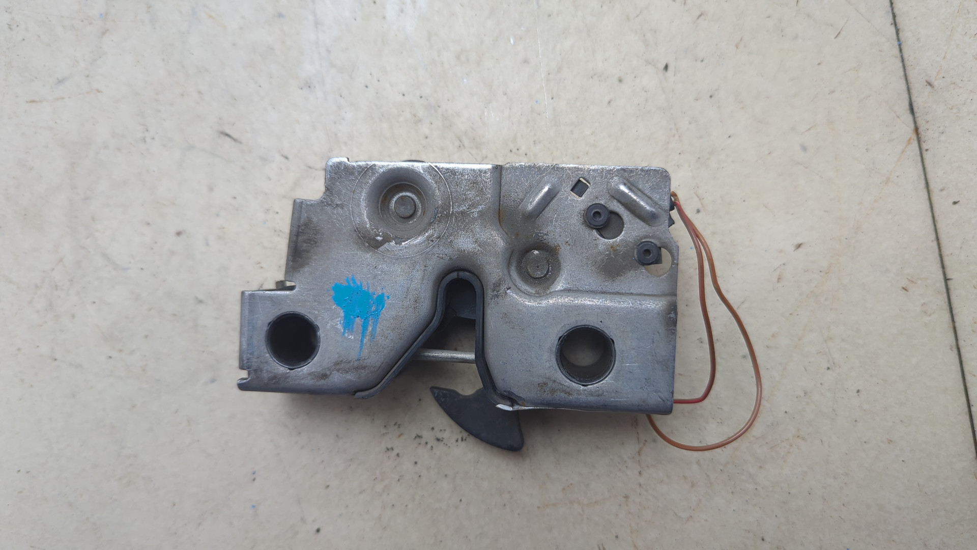 Замок капота