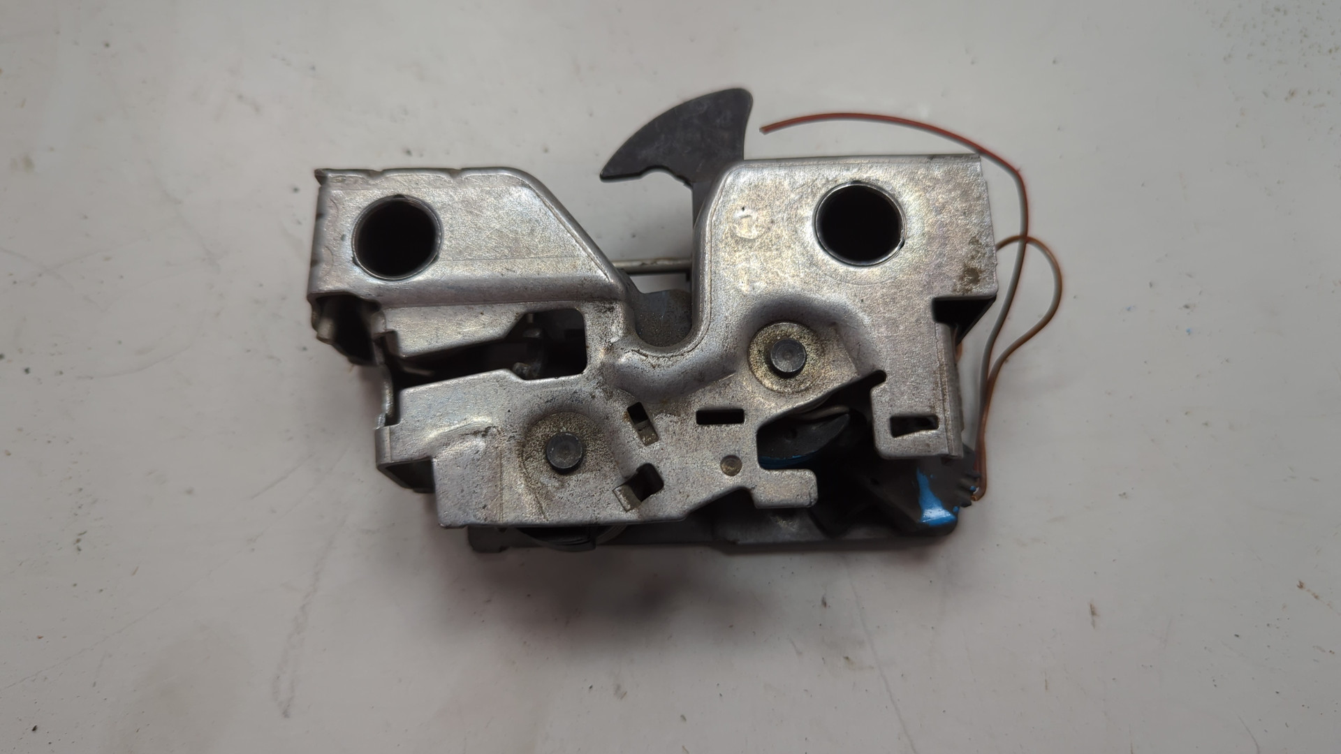 Замок капота