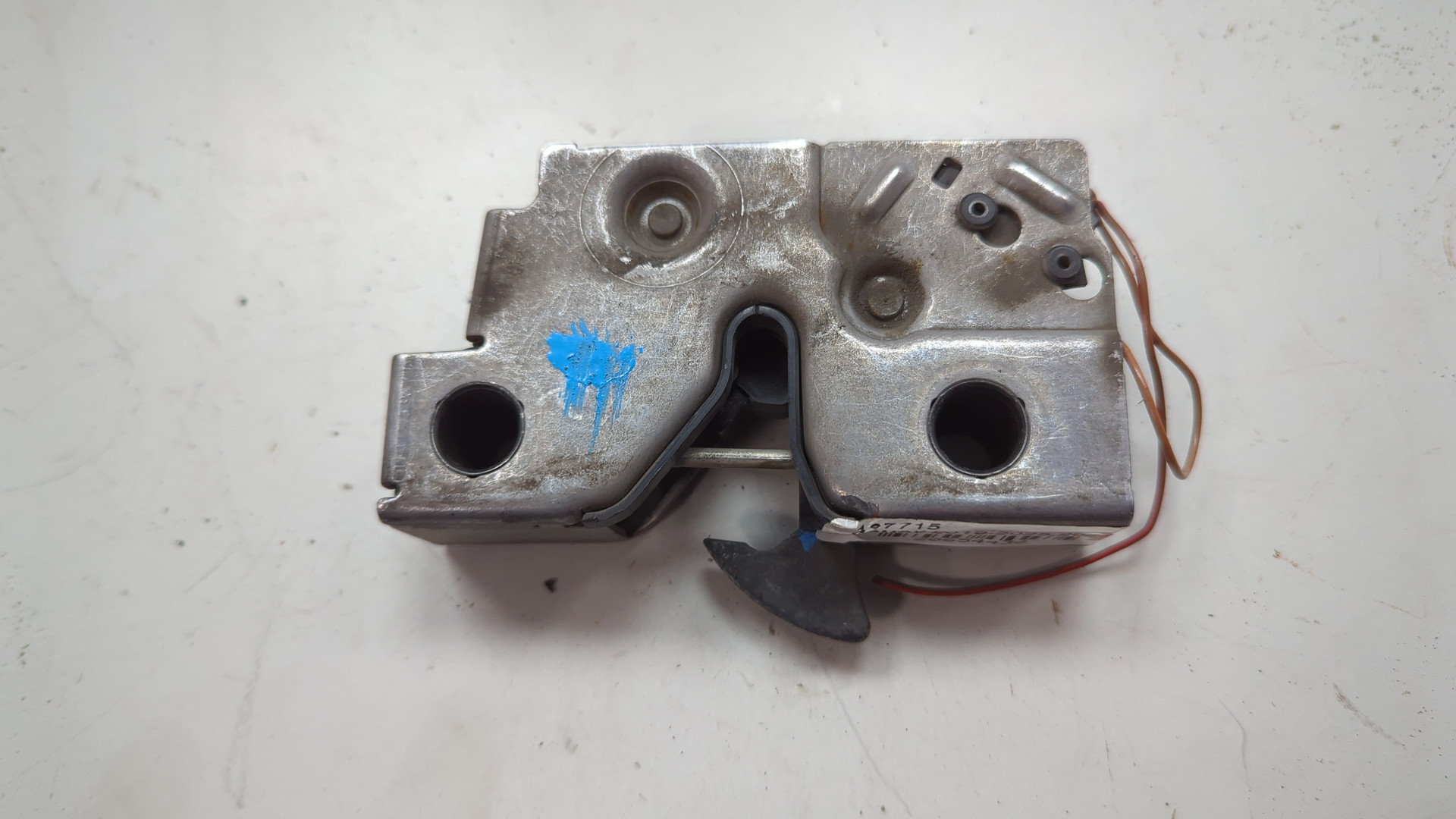 Замок капота