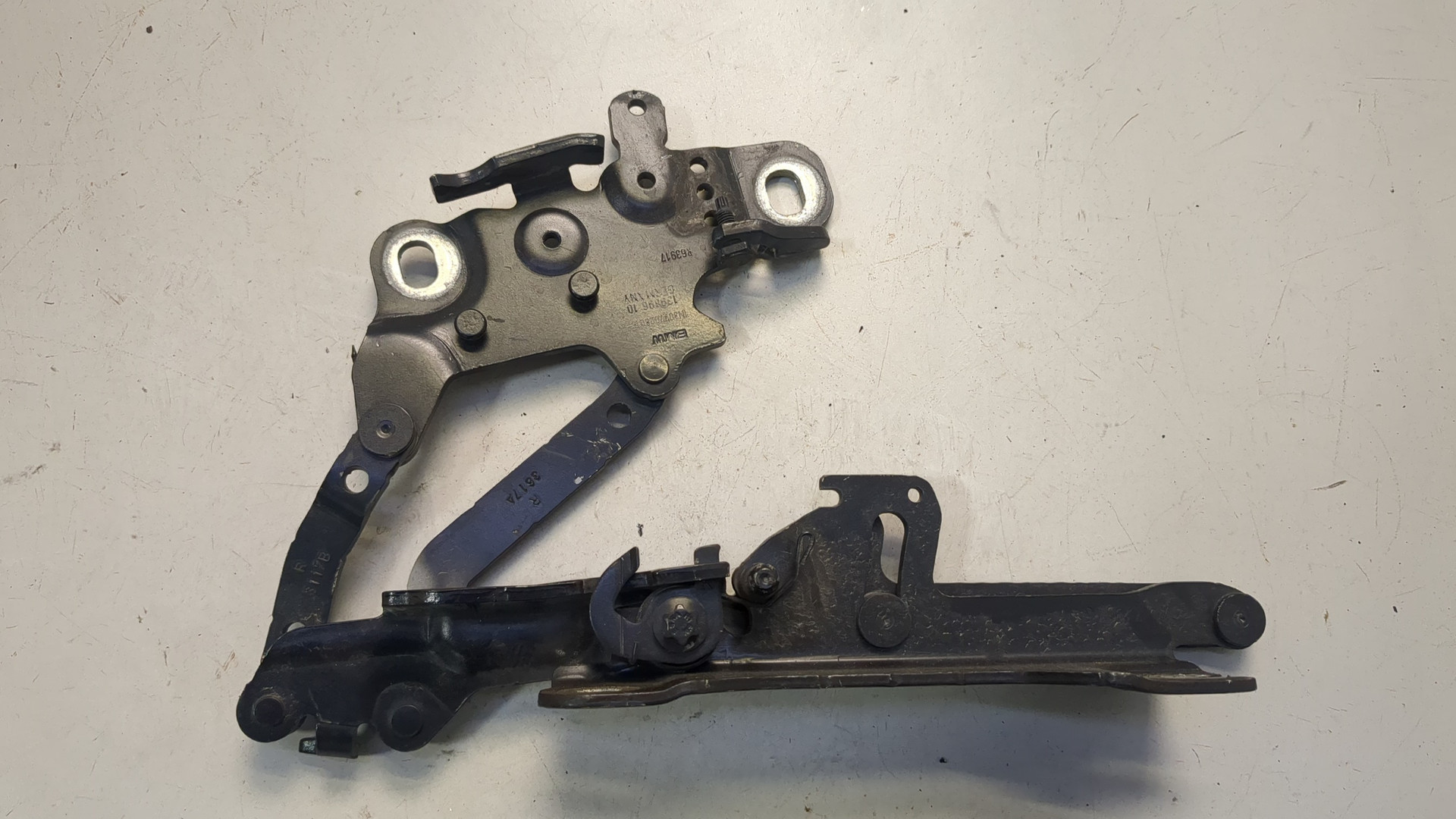 Петля капота правая