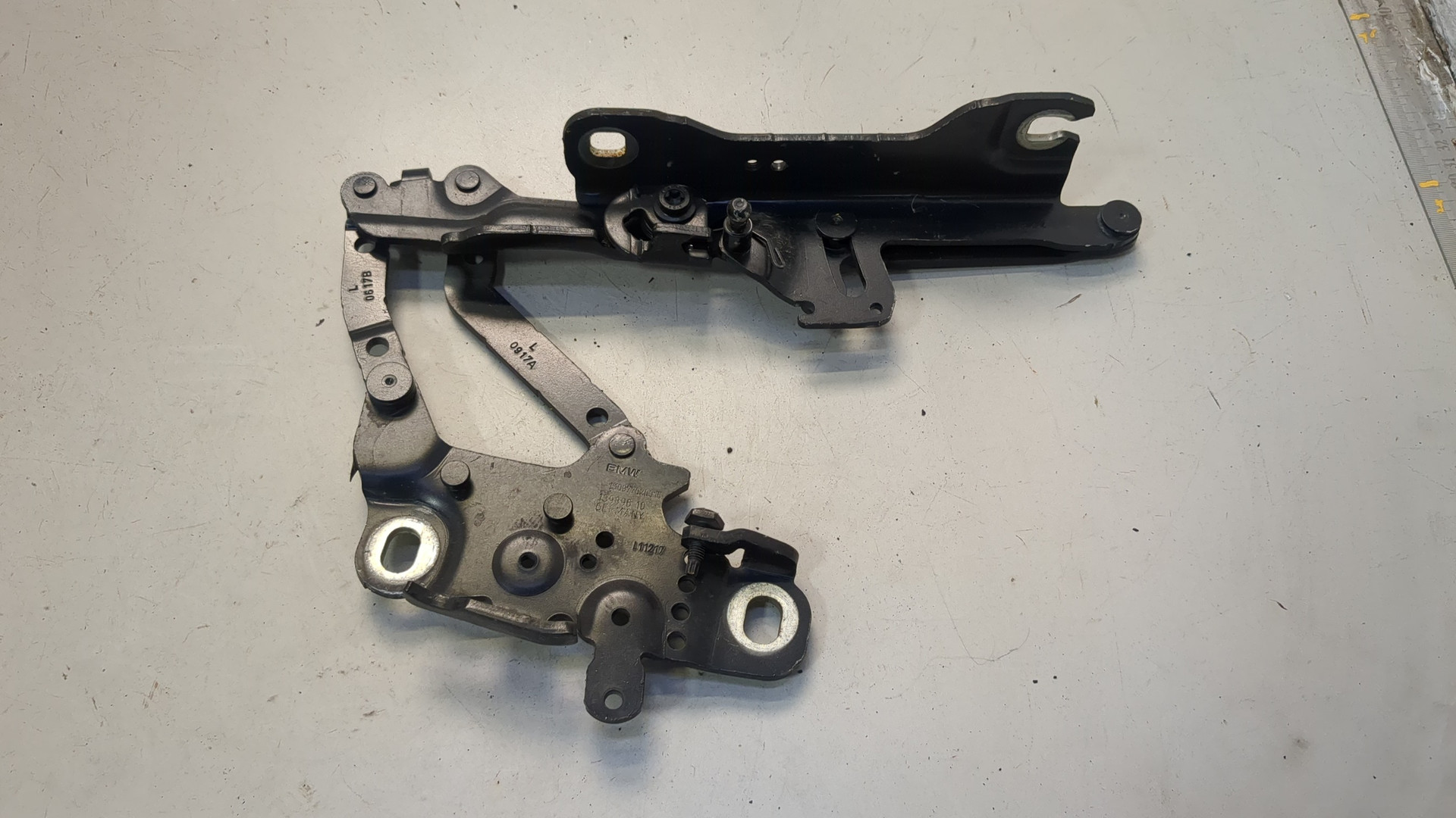 Петля капота левая