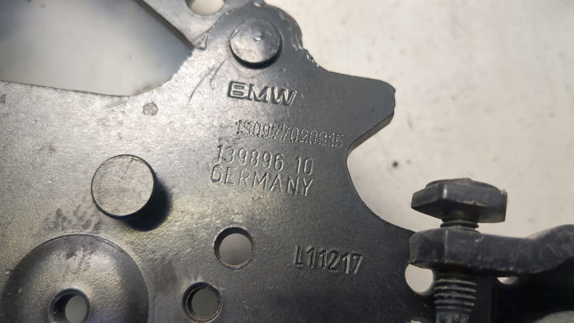 Петля капота левая