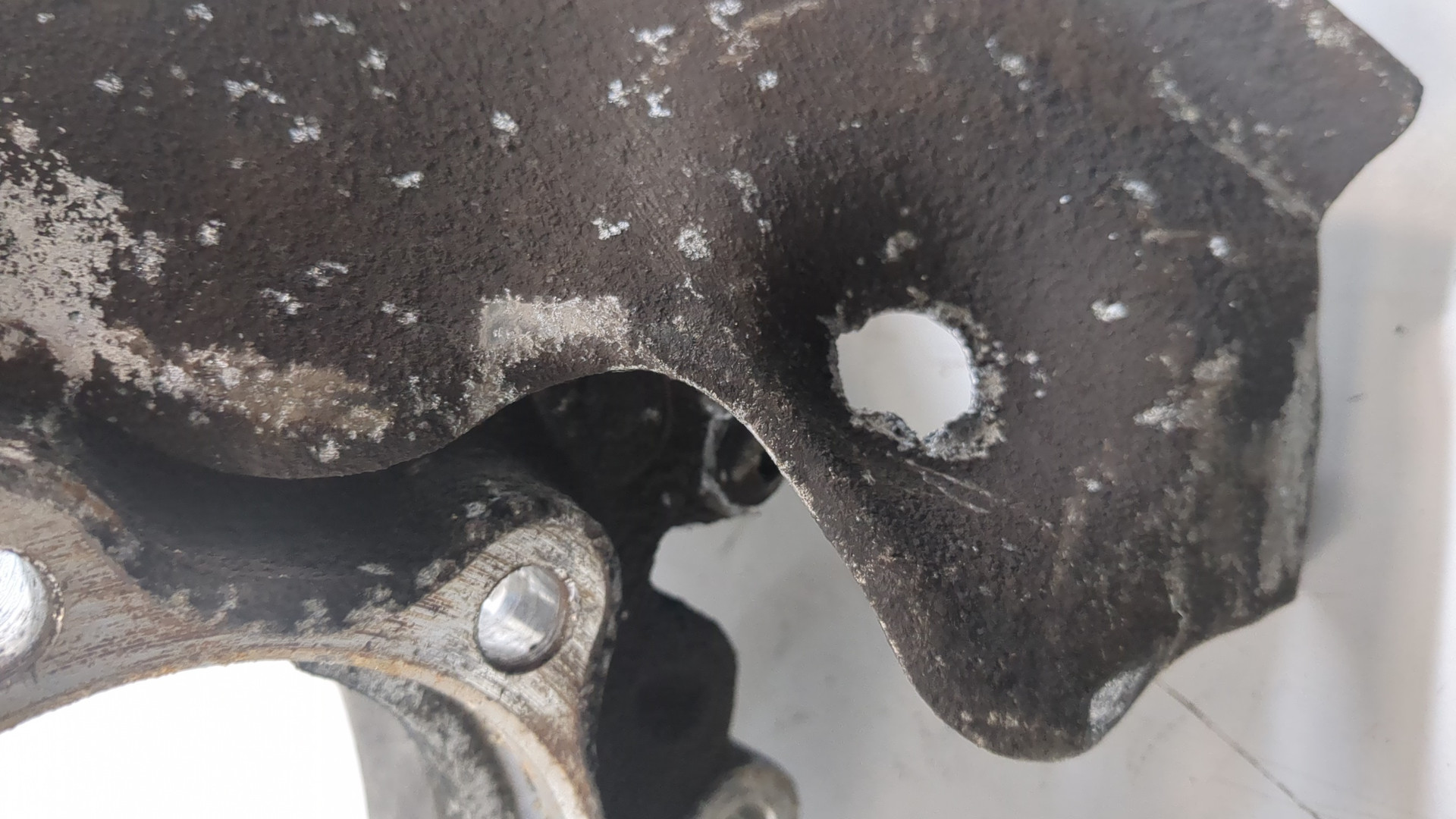 Кулак поворотный задний левый