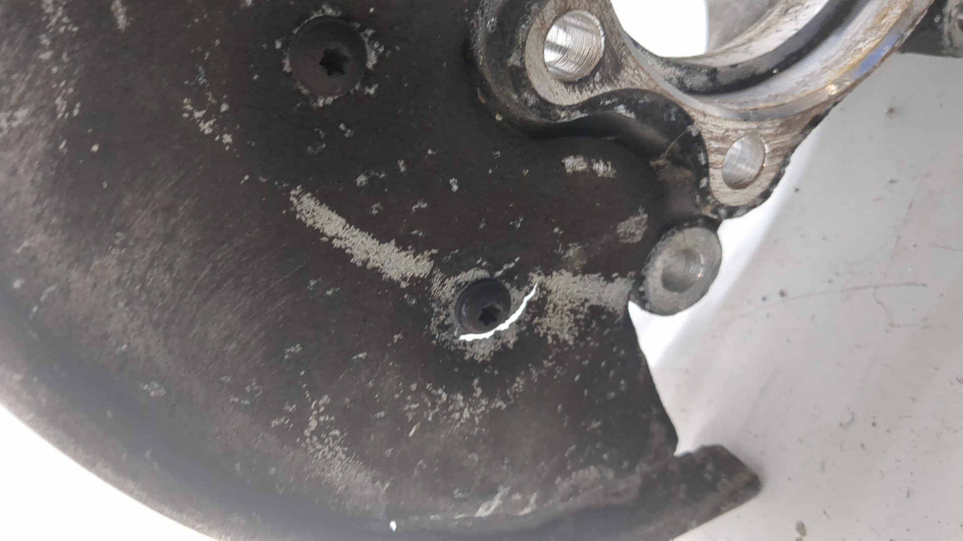 Кулак поворотный задний левый