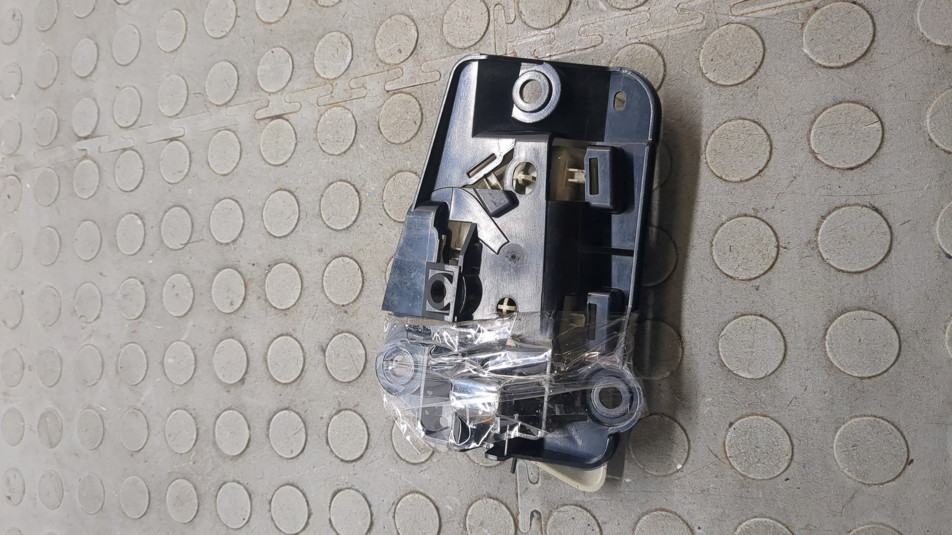 Ручка двери передней внутренняя левая