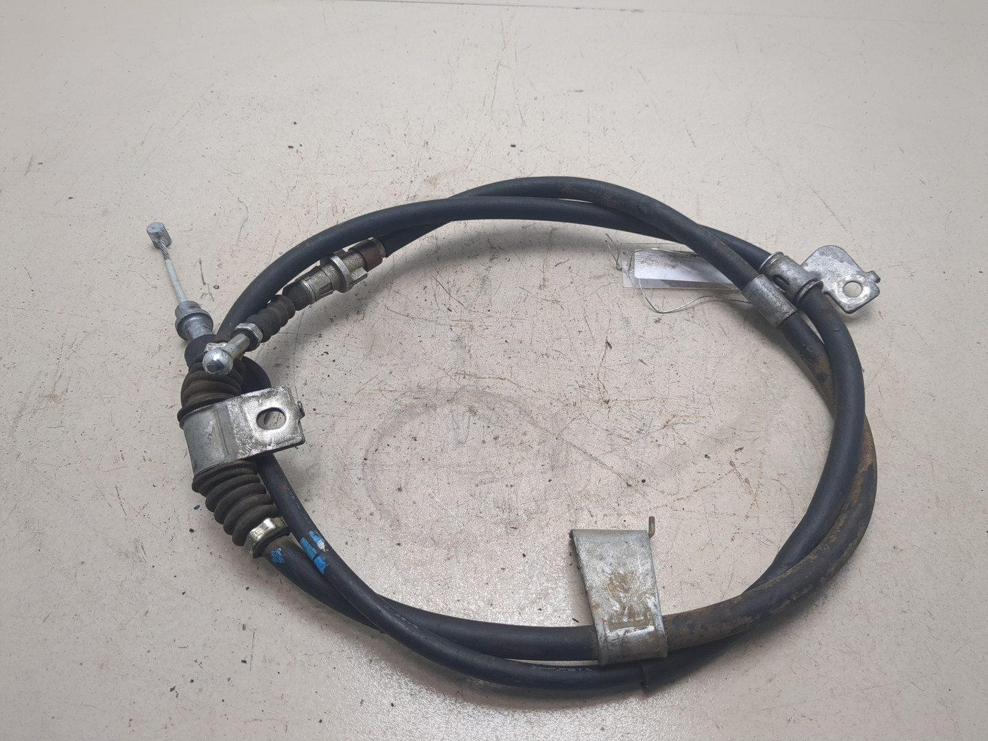 Трос стояночного тормоза