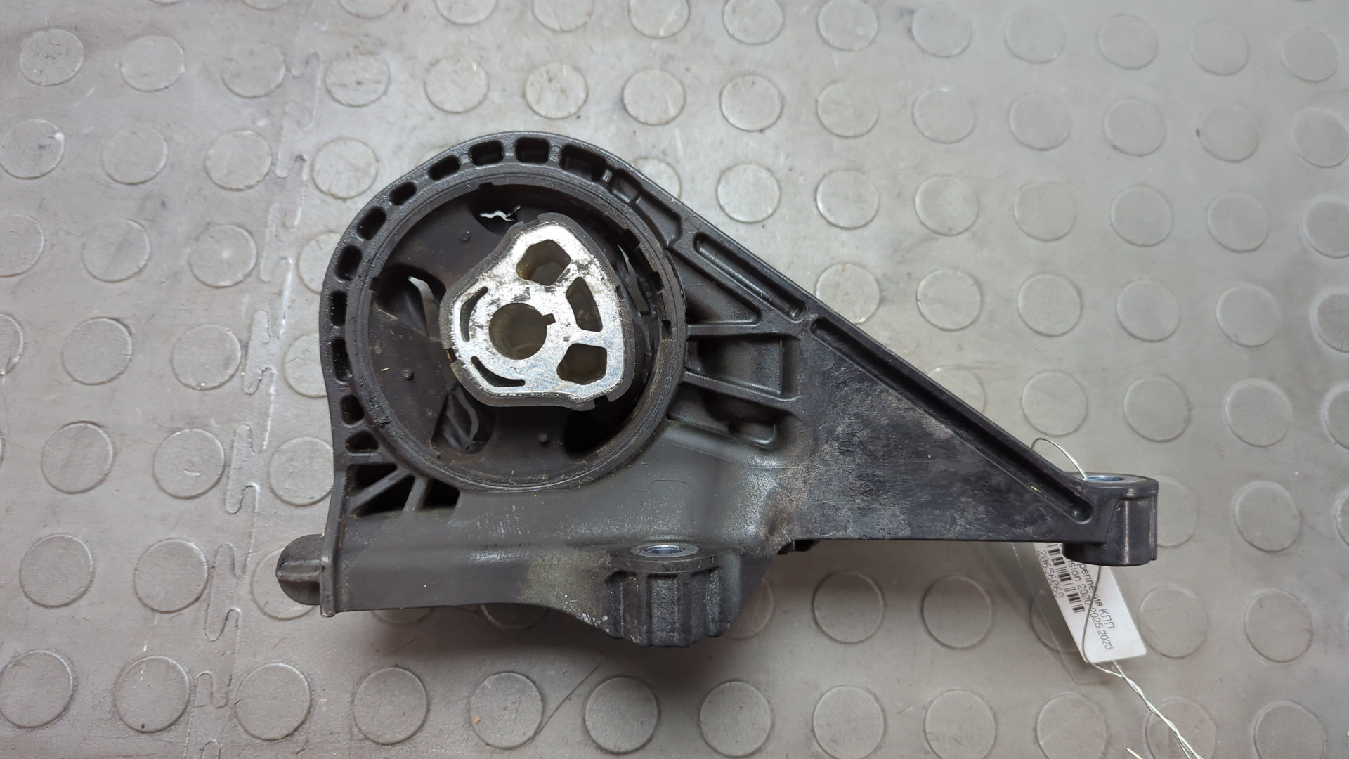 Опора КПП правая