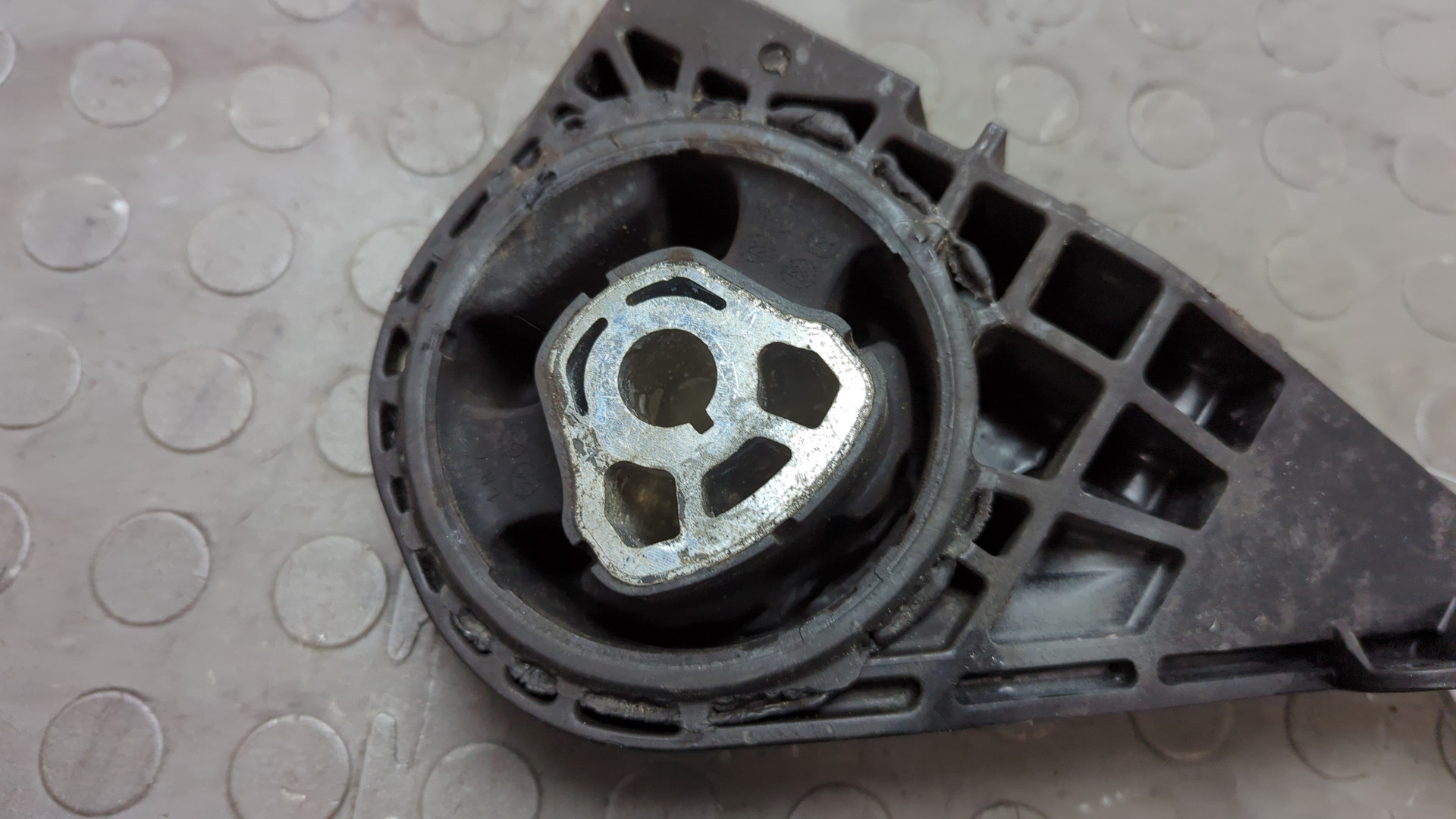 Опора КПП правая