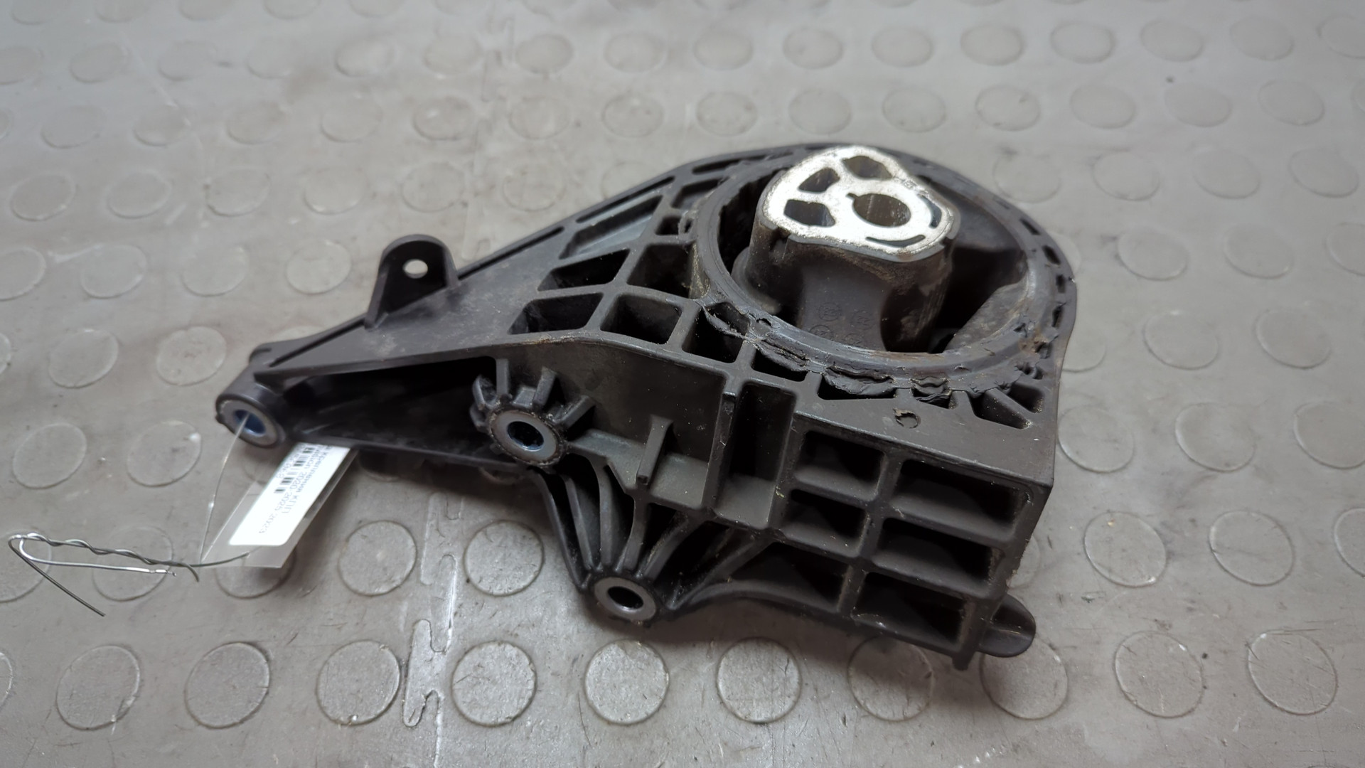 Опора КПП правая