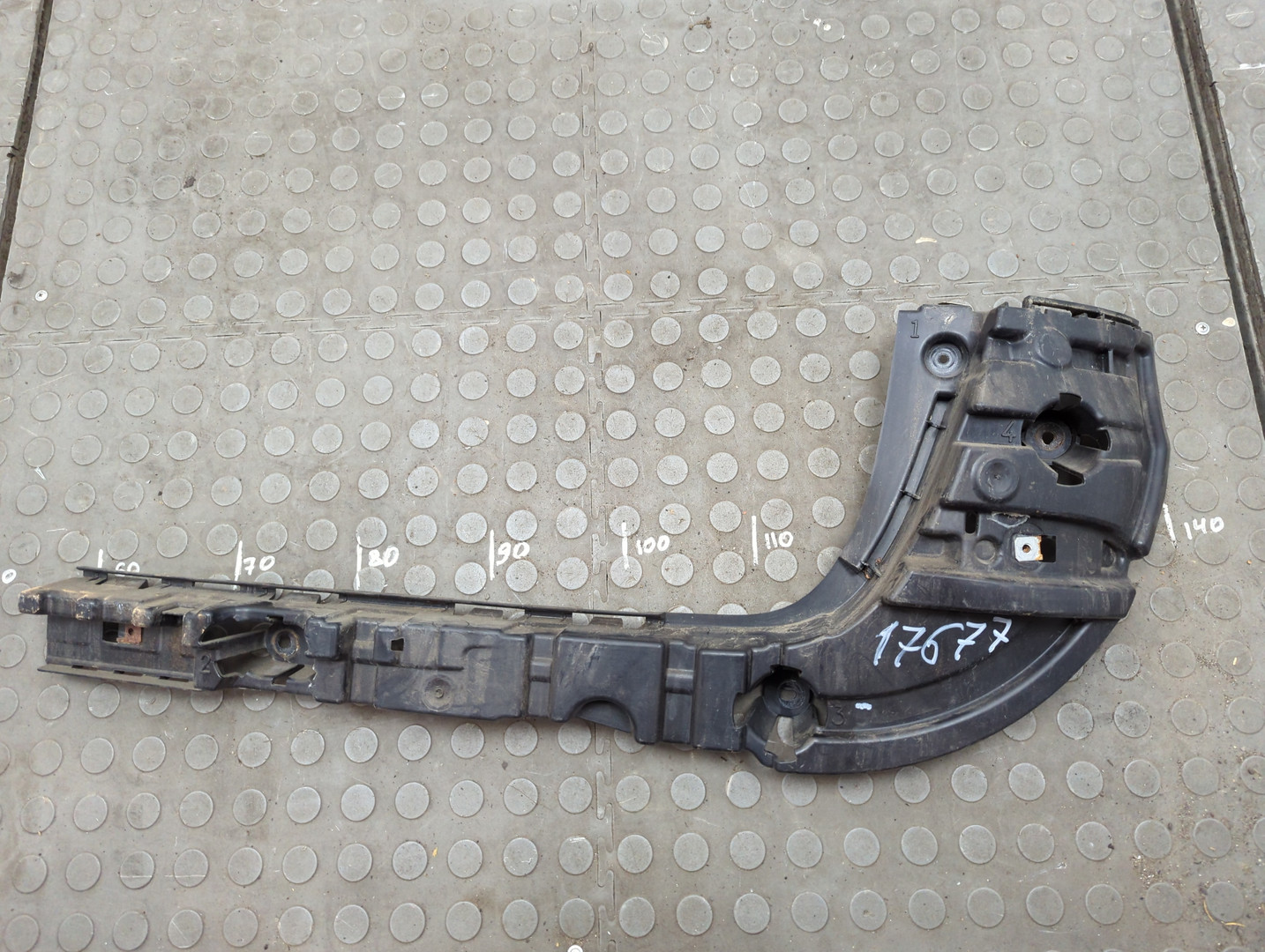 Кронштейн заднего бампера правый