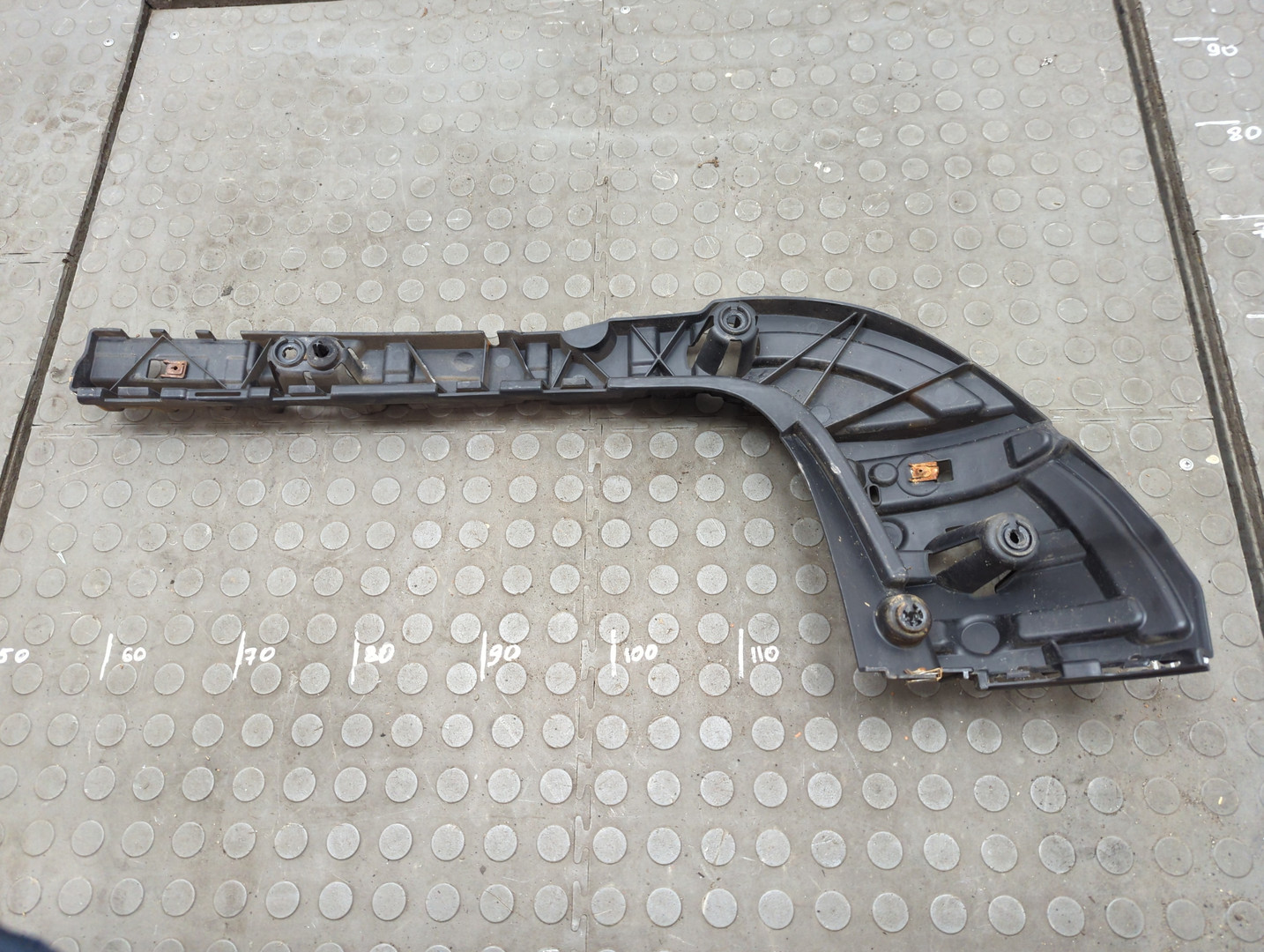 Кронштейн заднего бампера правый