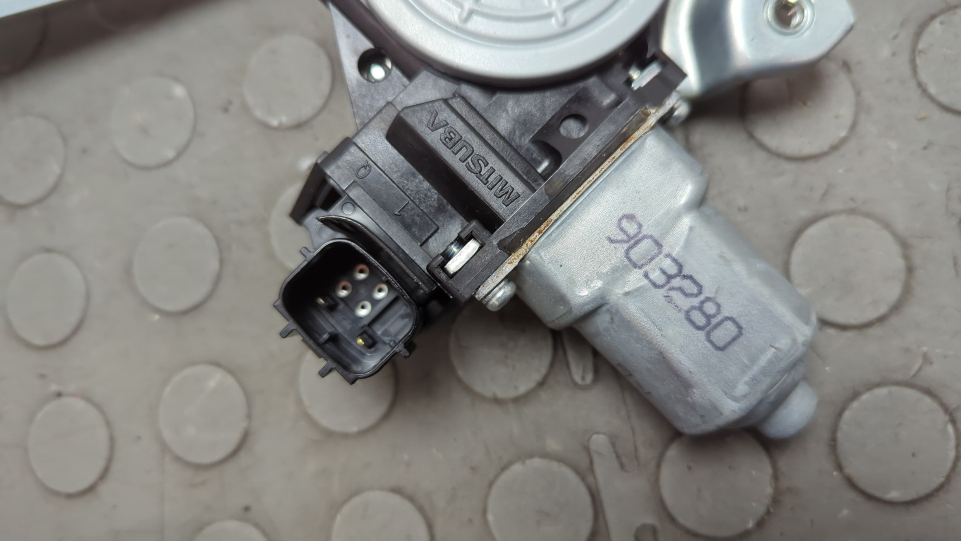 Стеклоподъемник электр. задний правый