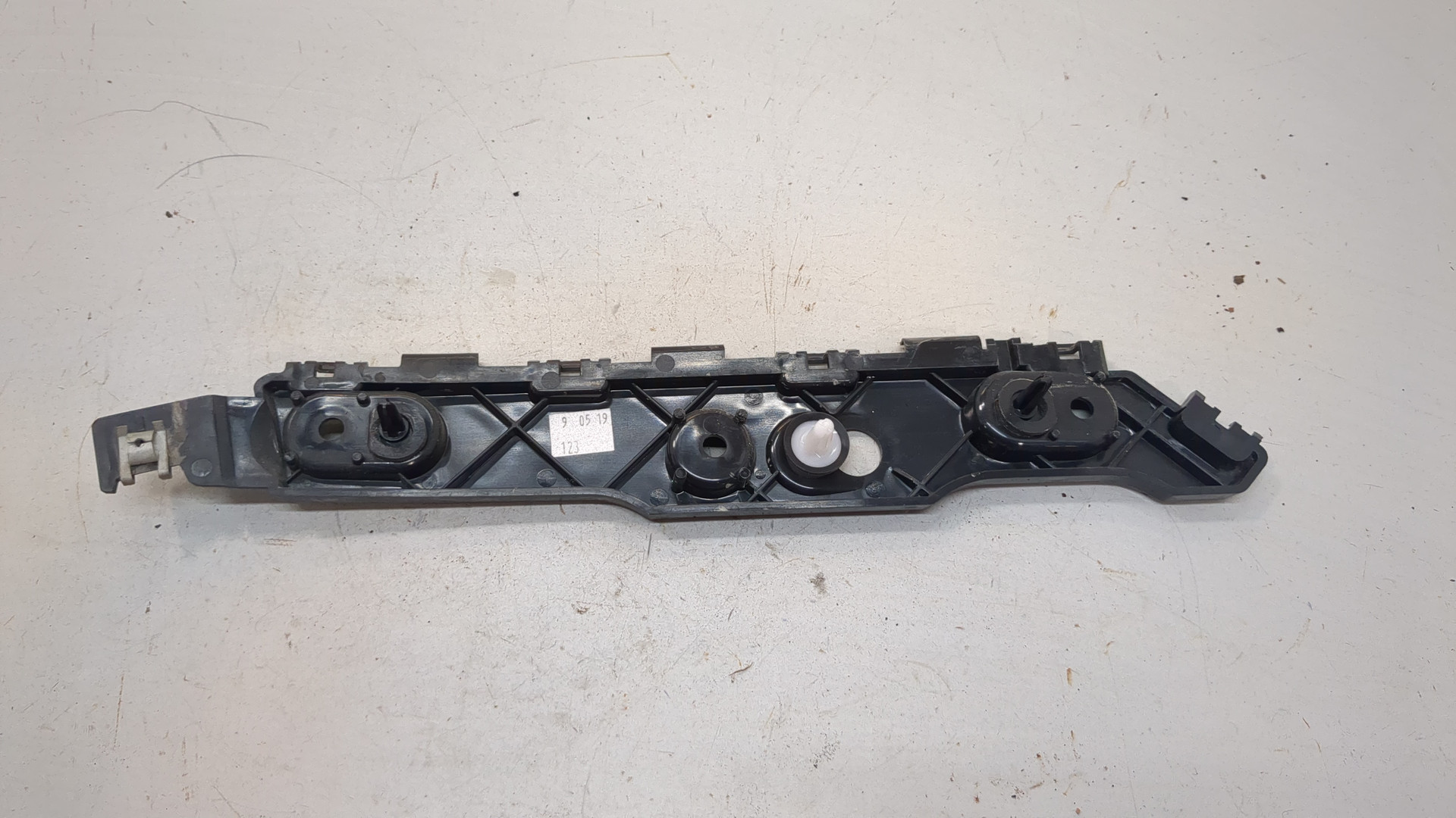 Кронштейн заднего бампера правый