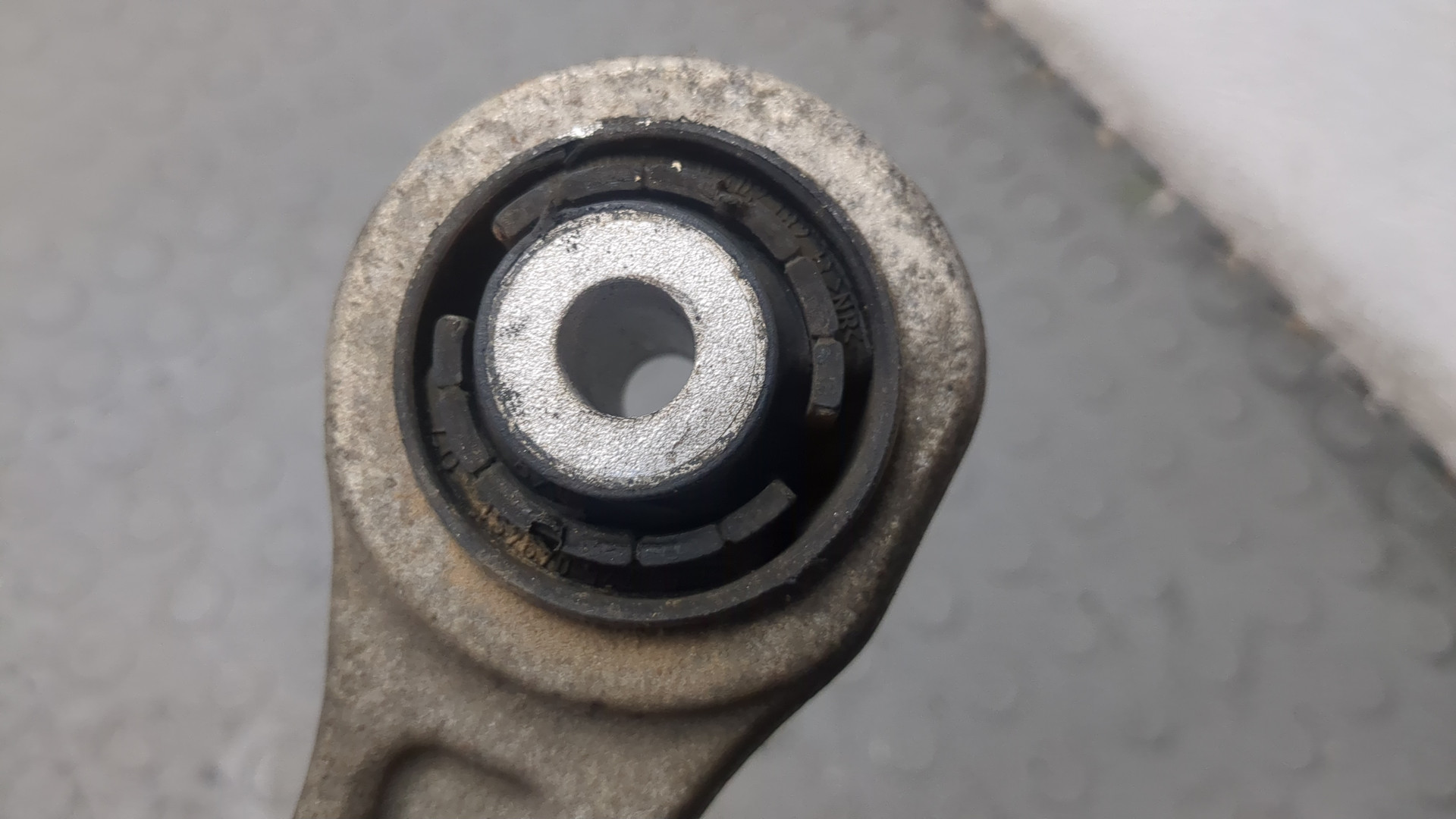 Рычаг передний левый