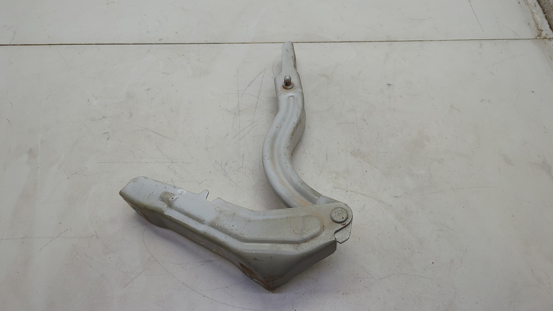 Петля капота левая