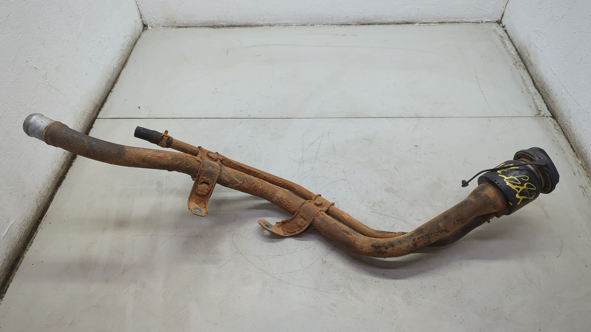 Горловина топливного бака