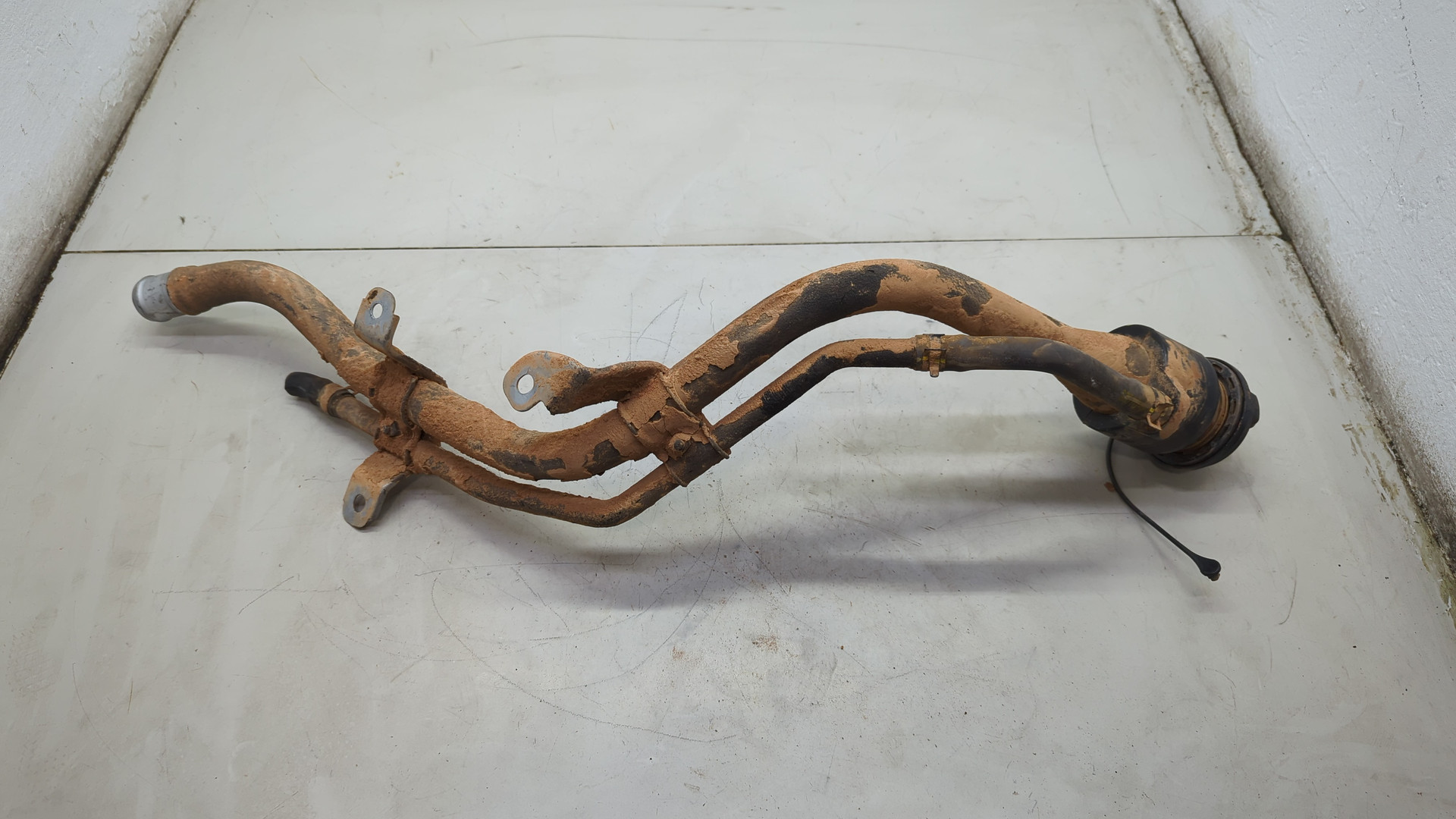 Горловина топливного бака