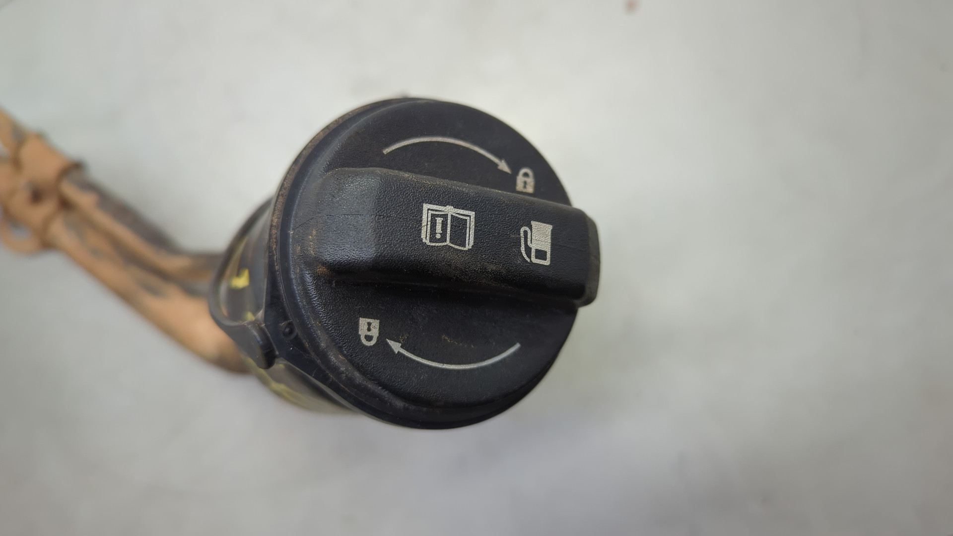 Горловина топливного бака