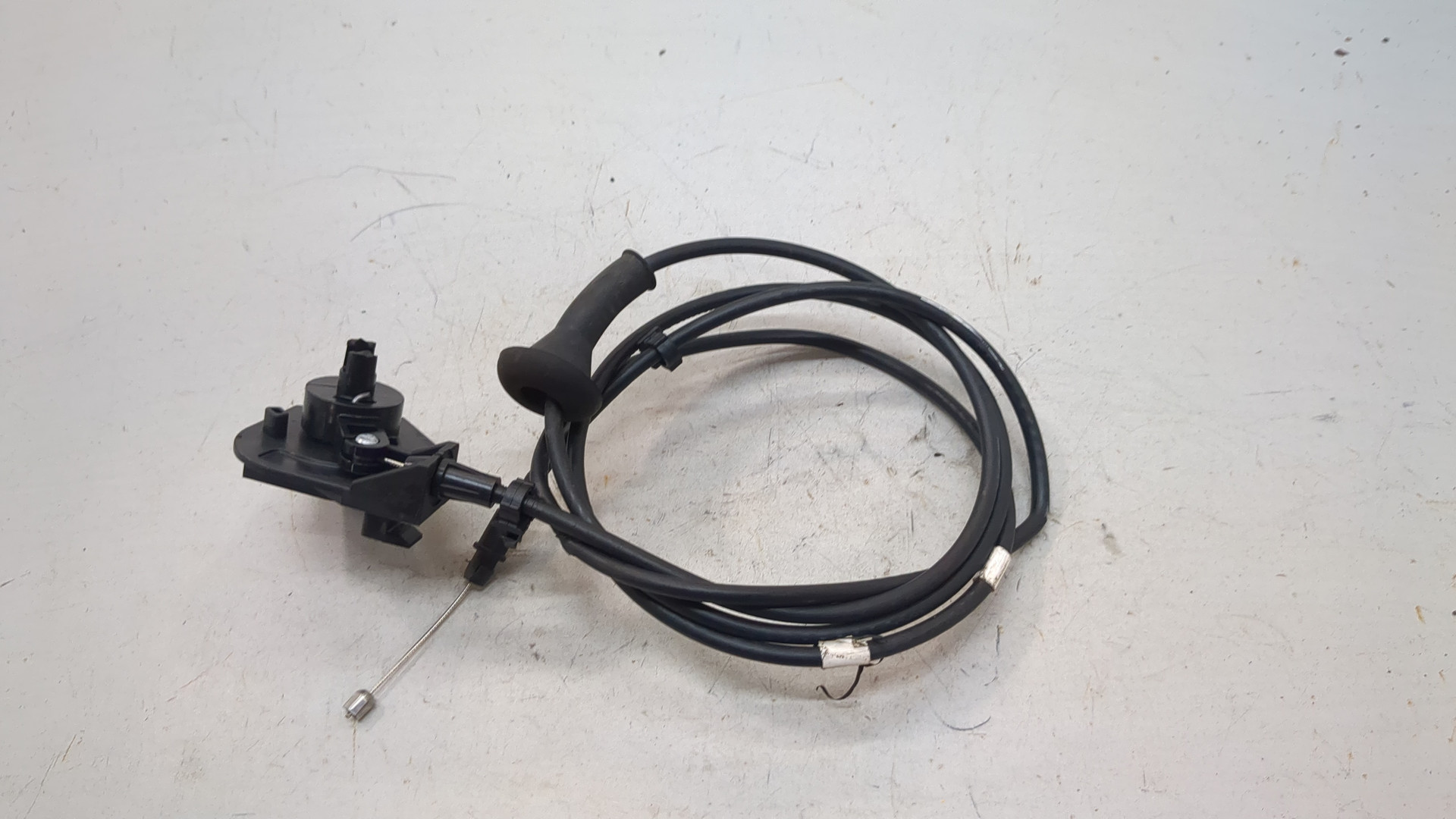 Трос открывания капота