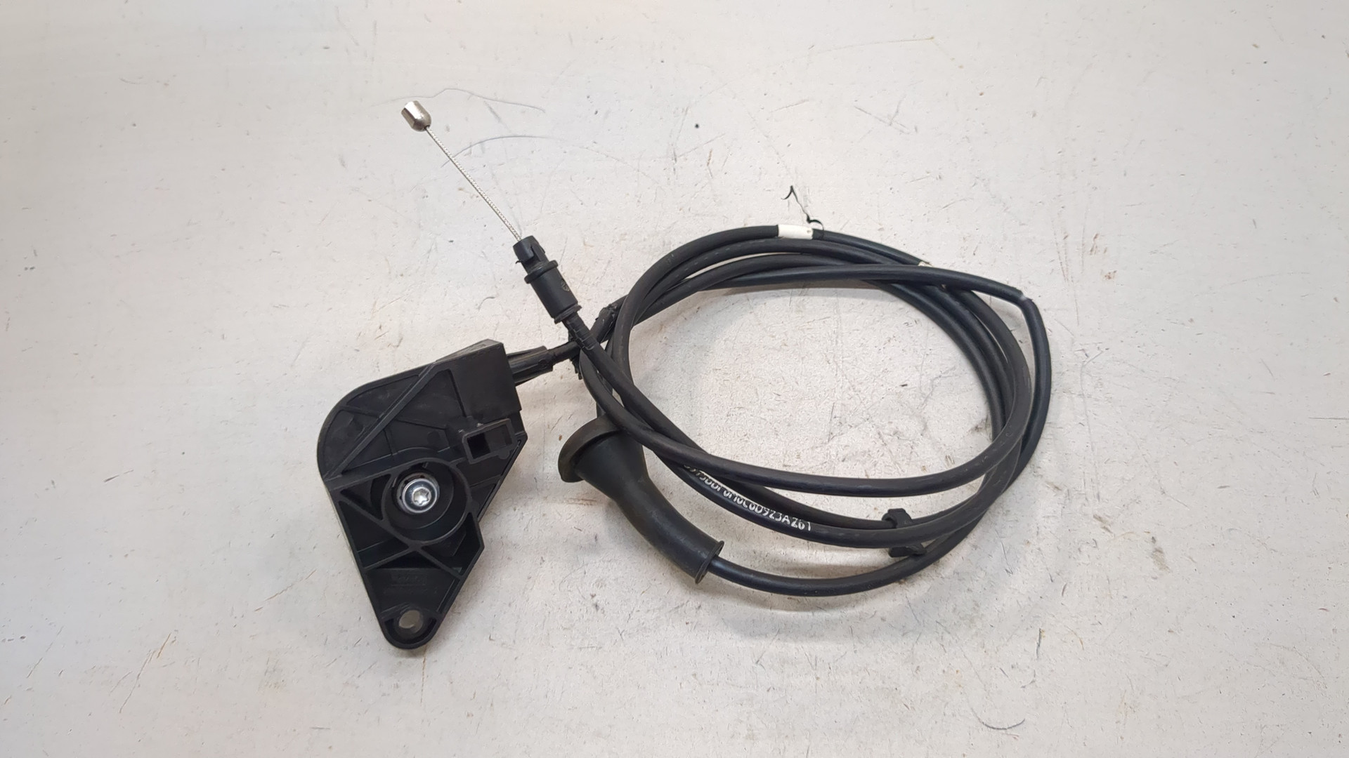 Трос открывания капота