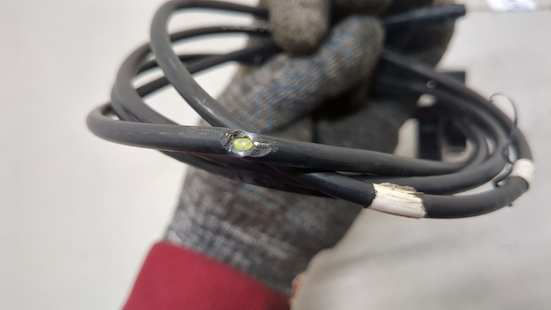 Трос открывания капота