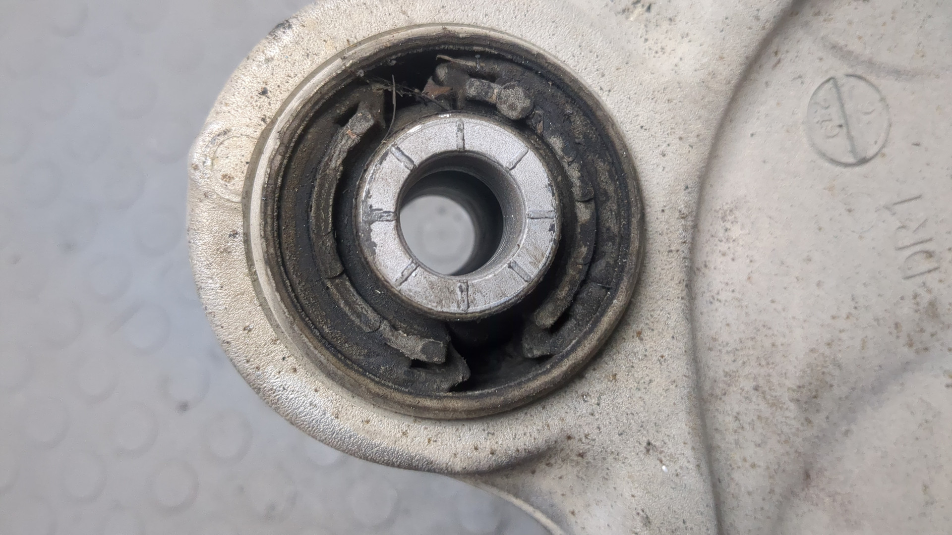 Рычаг передний правый