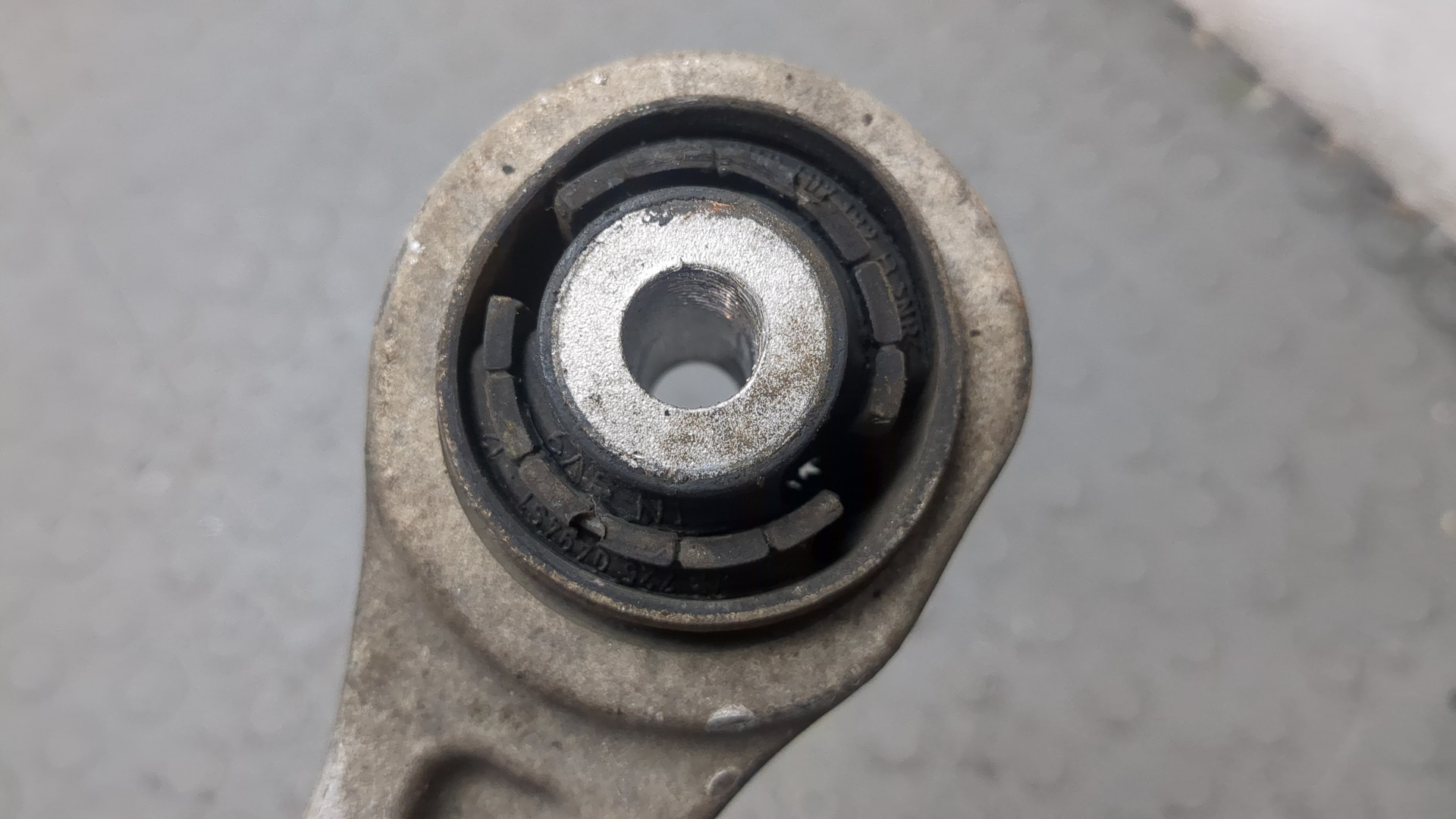 Рычаг передний левый