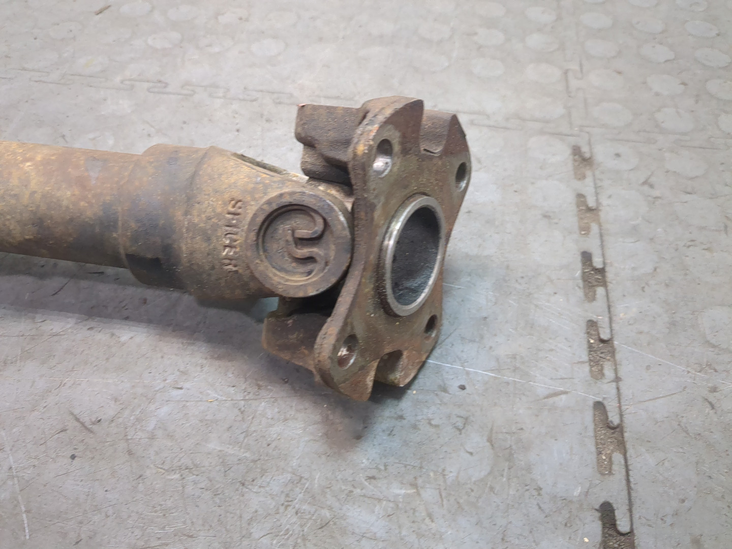 Вал карданный передний