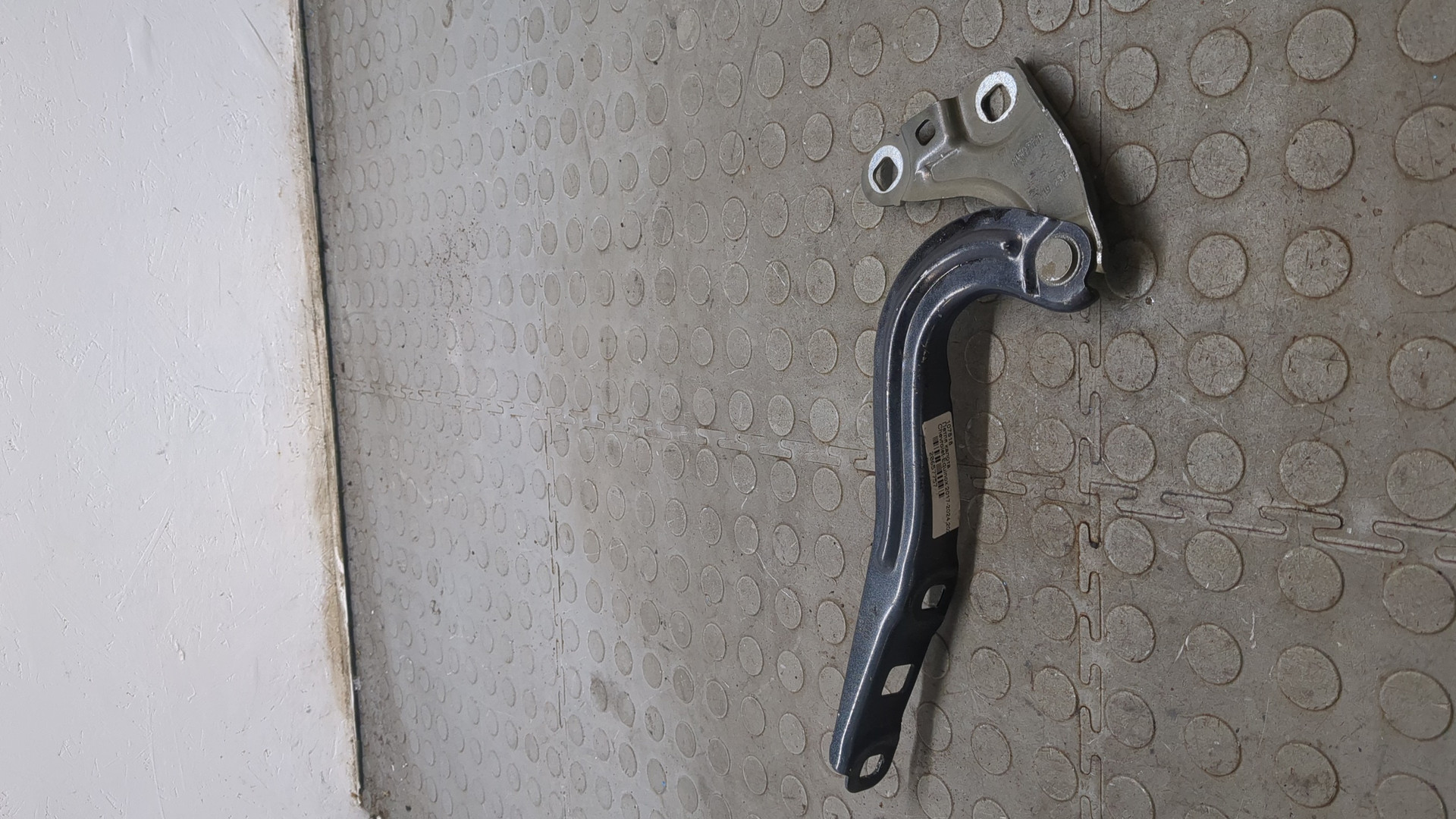 Петля капота правая