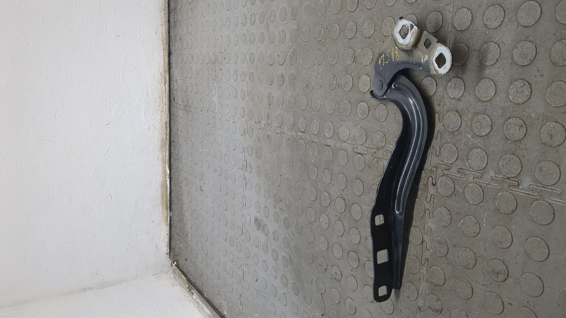 Петля капота правая