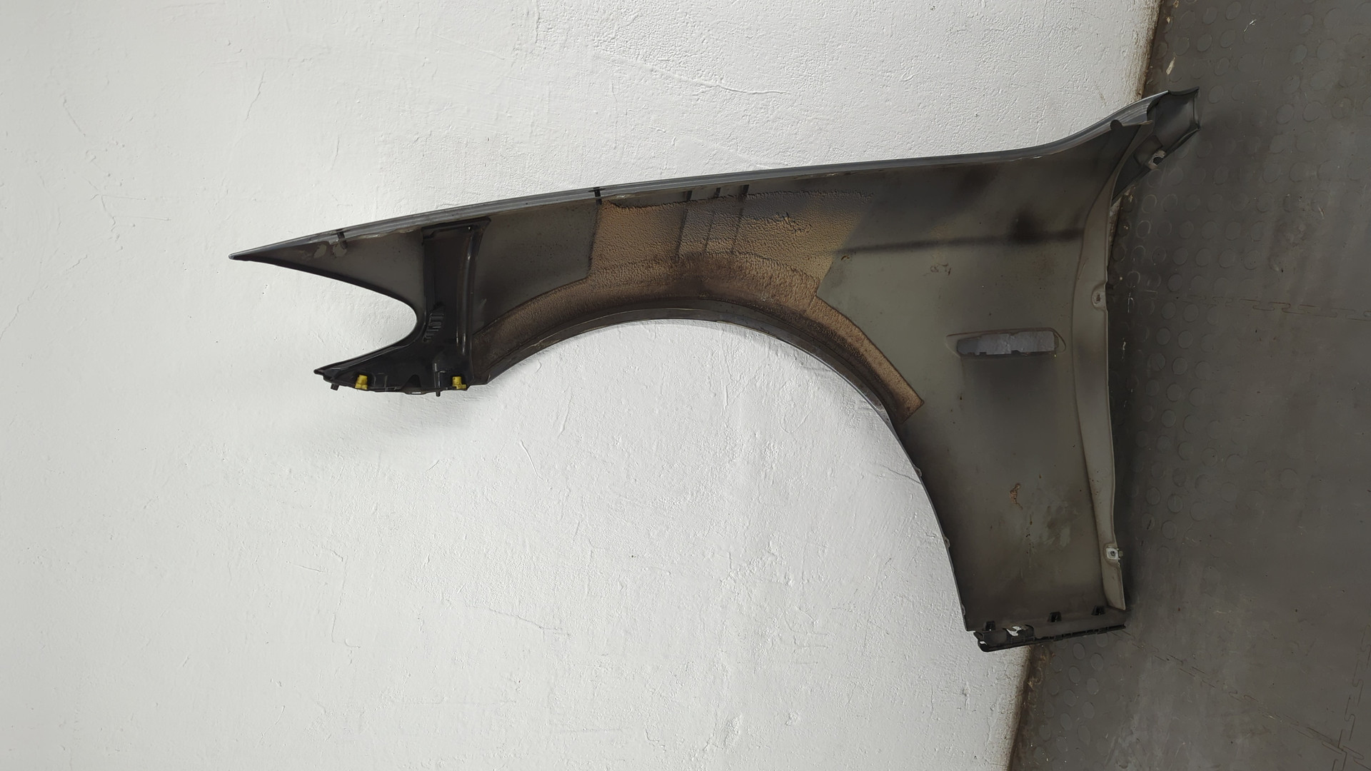 Крыло переднее правое