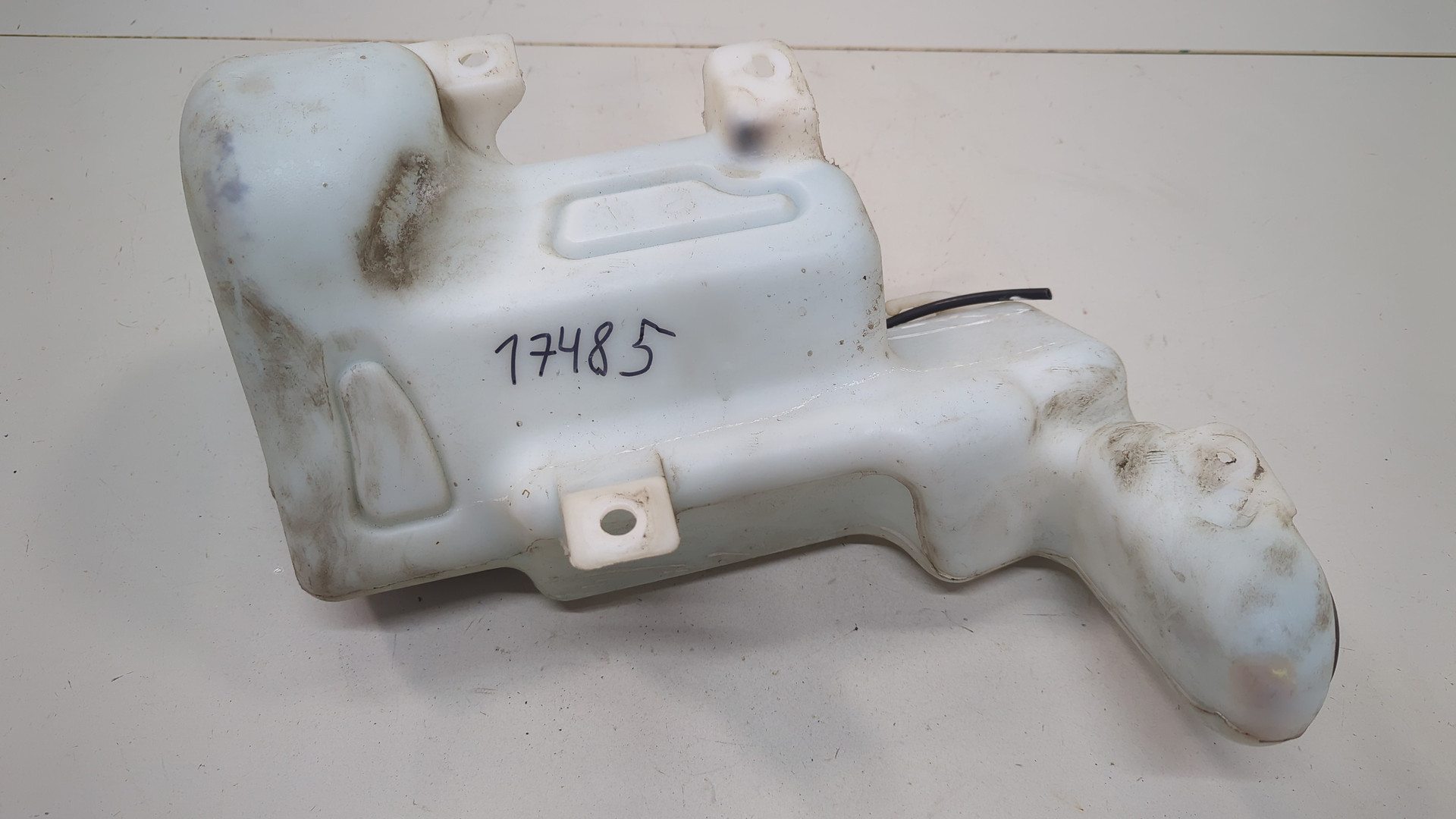 Бачок омывателя лобового стекла