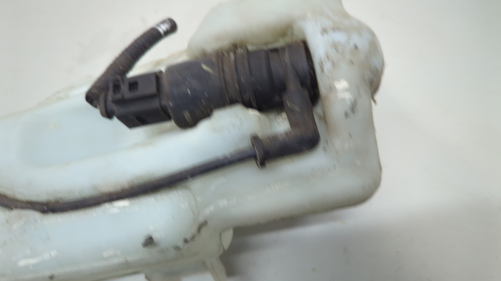 Бачок омывателя лобового стекла