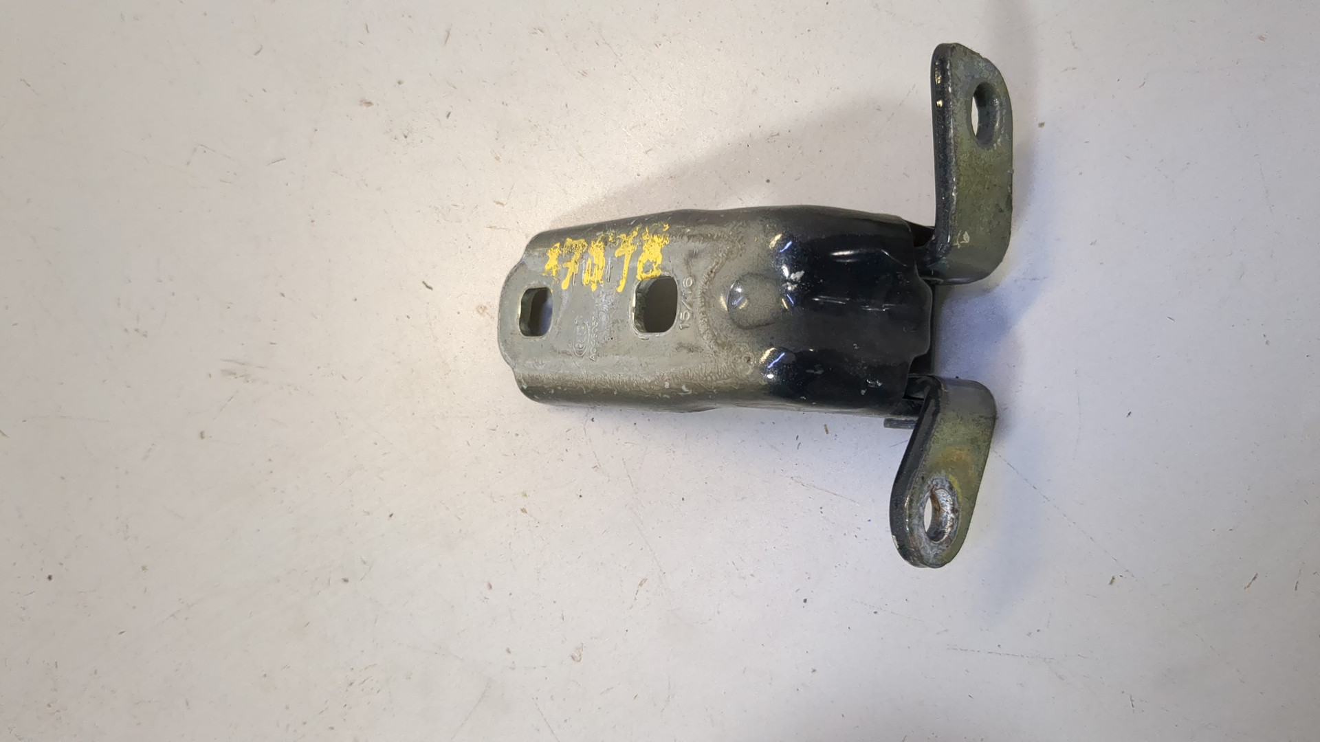 Петля двери