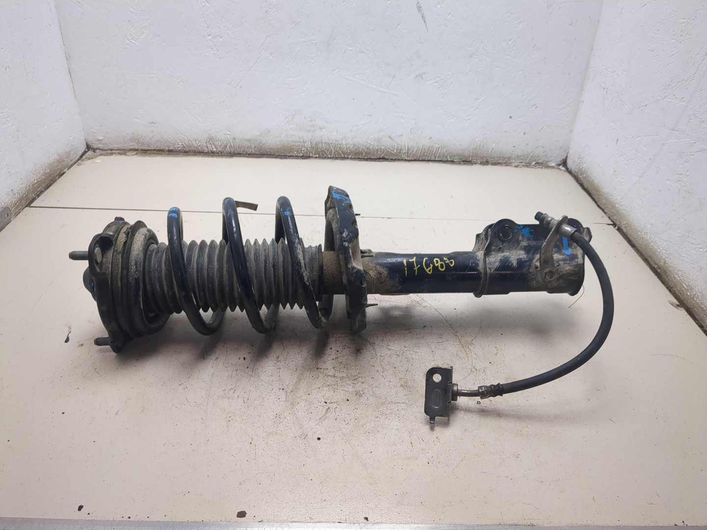 Амортизатор передний левый