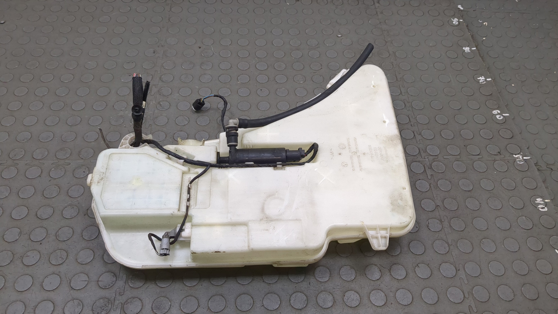 Бачок омывателя лобового стекла