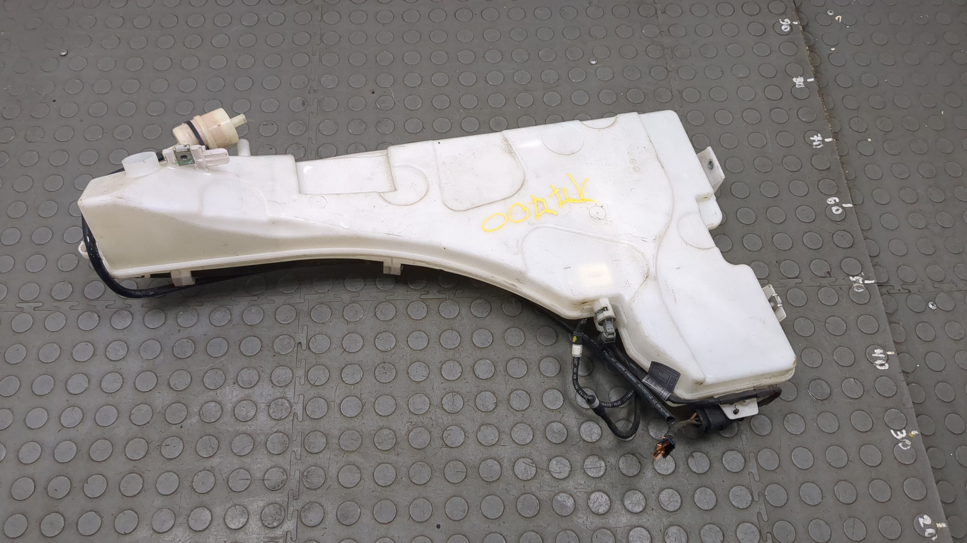 Бачок омывателя лобового стекла